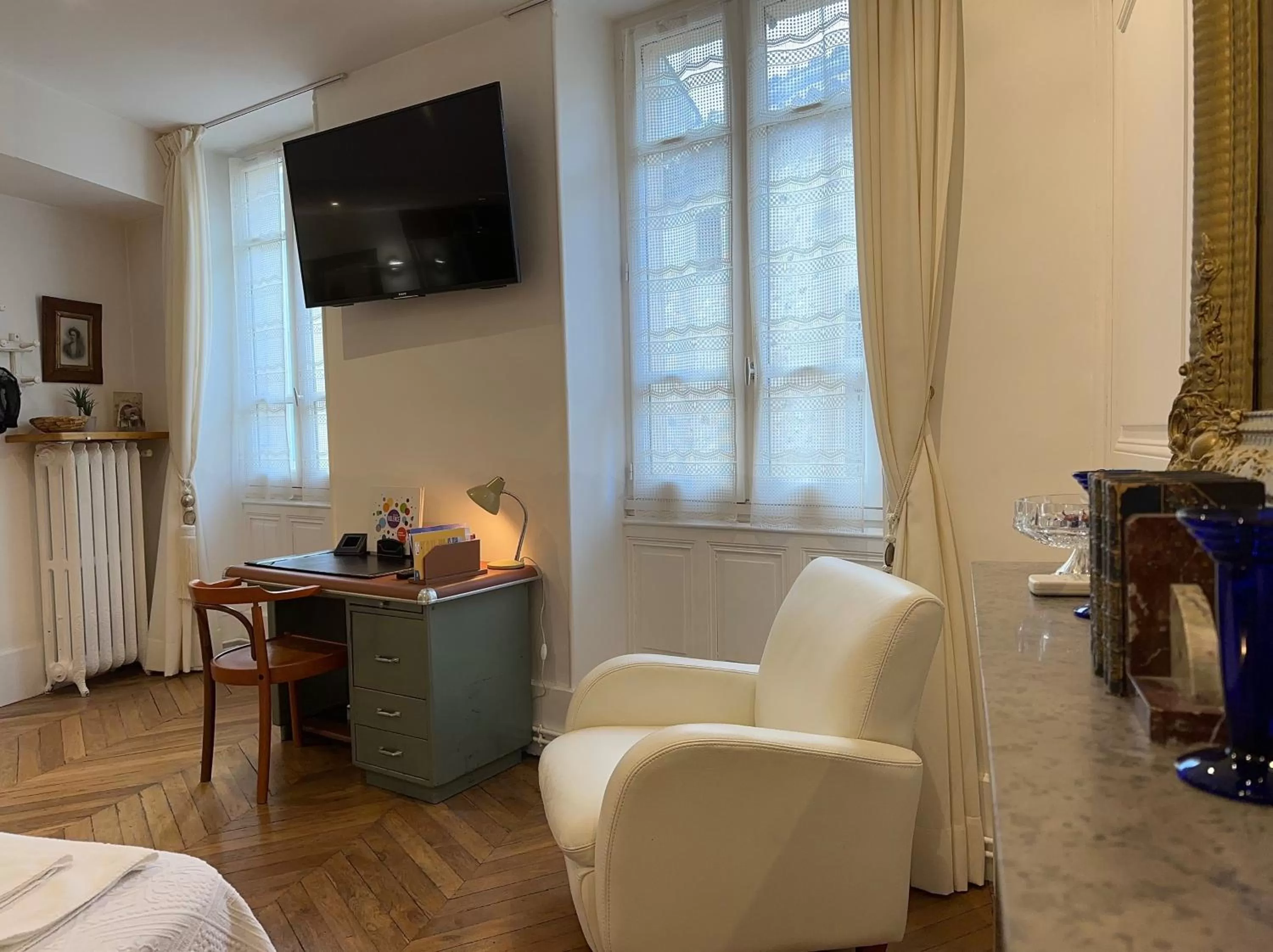 Photo of the whole room in Chambre de charme au coeur du vieux Valence - Confort & Calme