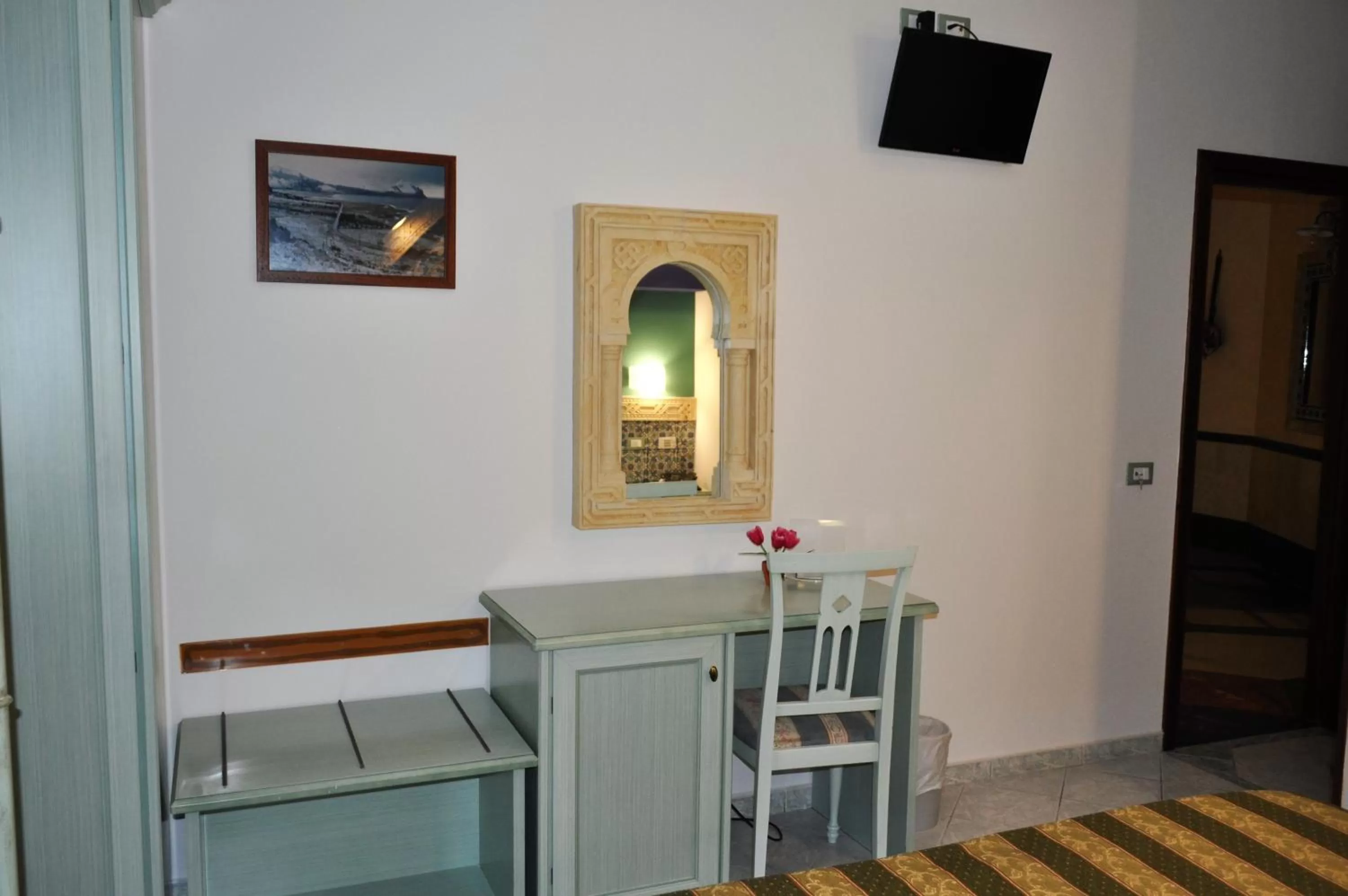 Photo of the whole room in Al-Tair