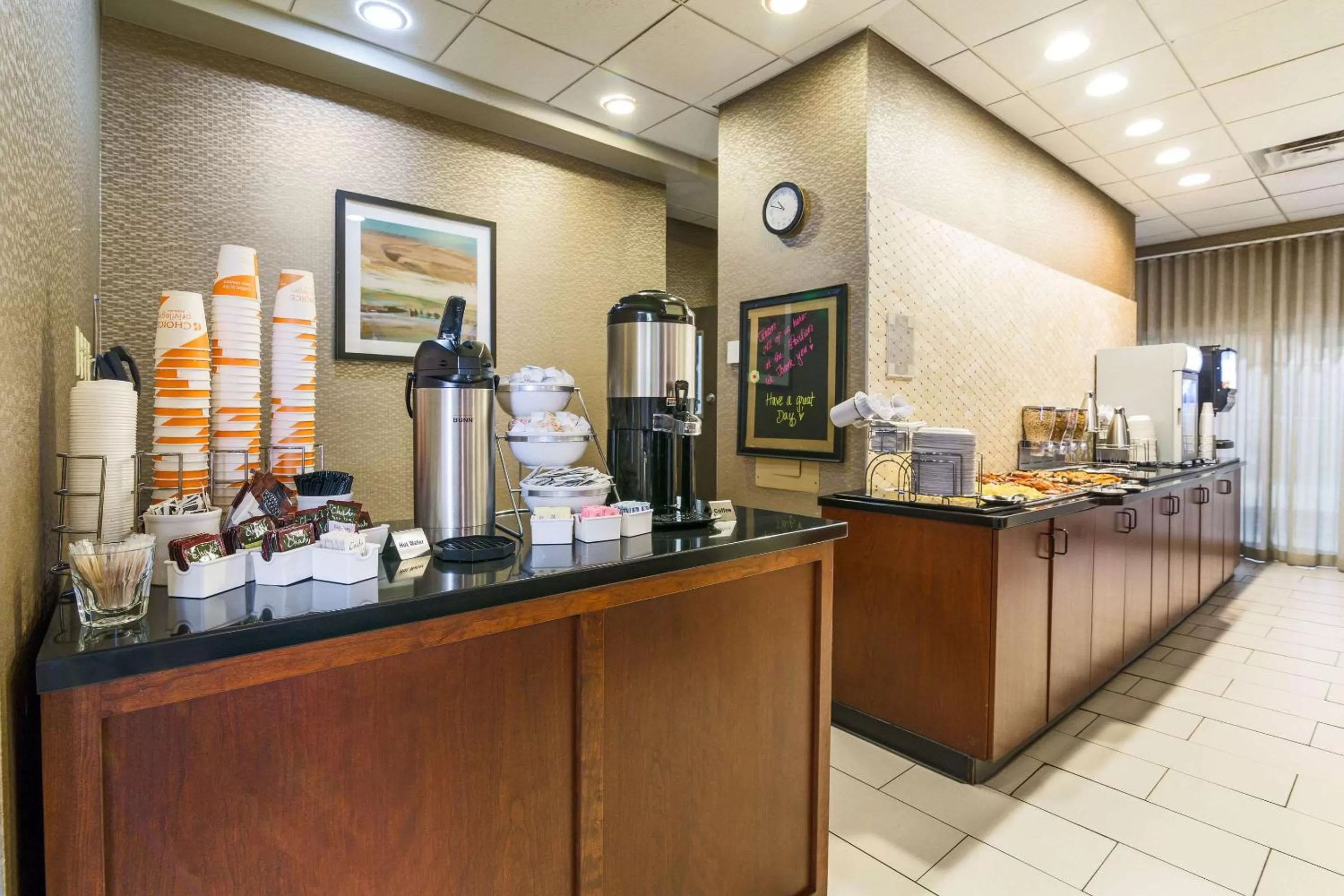 Restaurant/places to eat in Clarion Hotel Convention Center