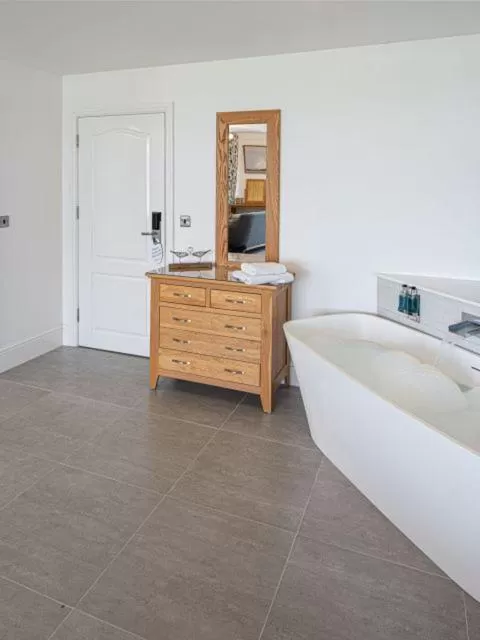 Bath in Gwbert Hotel