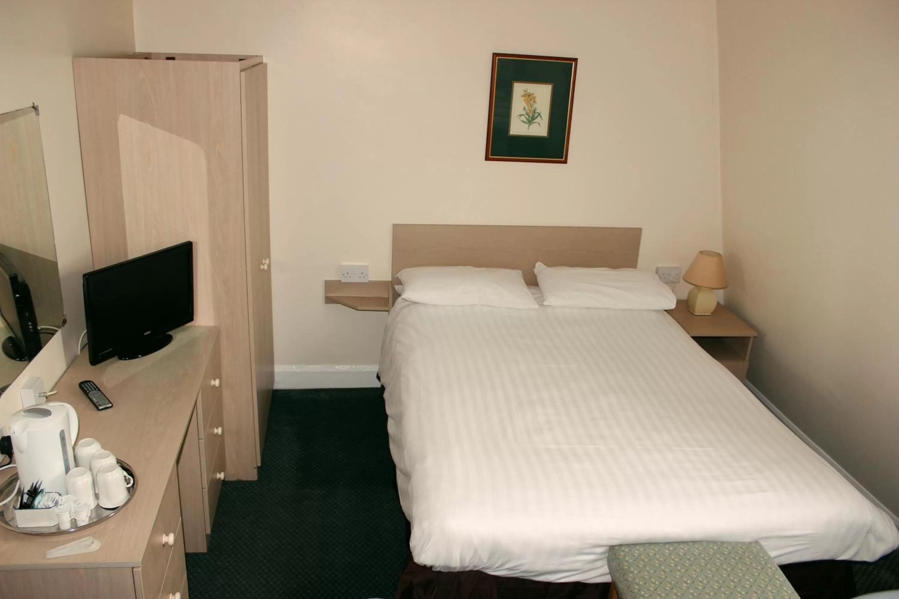 Bedroom, Bed in The Colwyn Hotel - near Pleasure Beach