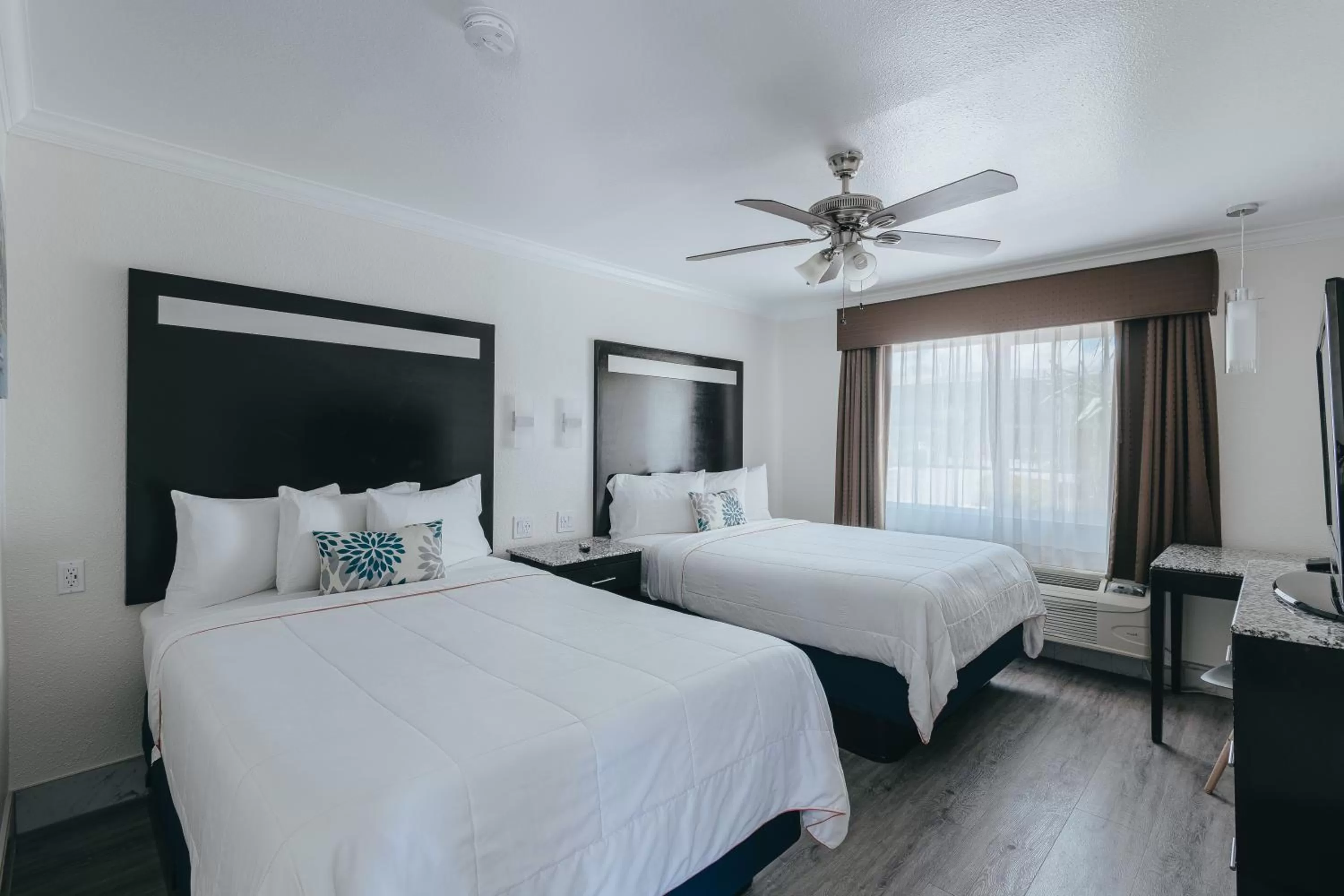 Bed in Sea Air Inn & Suites - Downtown - Restaurant Row