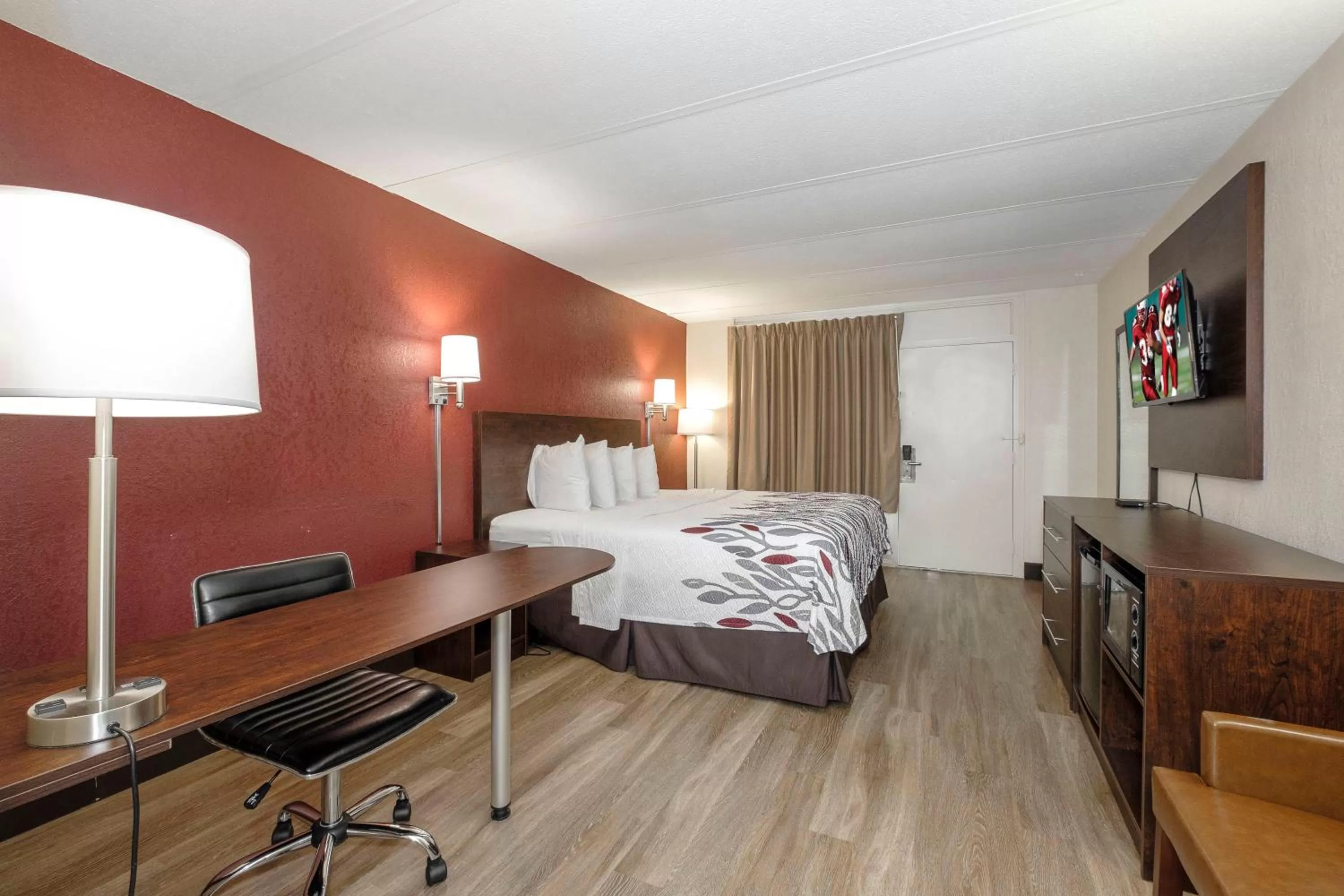 Photo of the whole room, Bed in Red Roof Inn Fredericksburg North