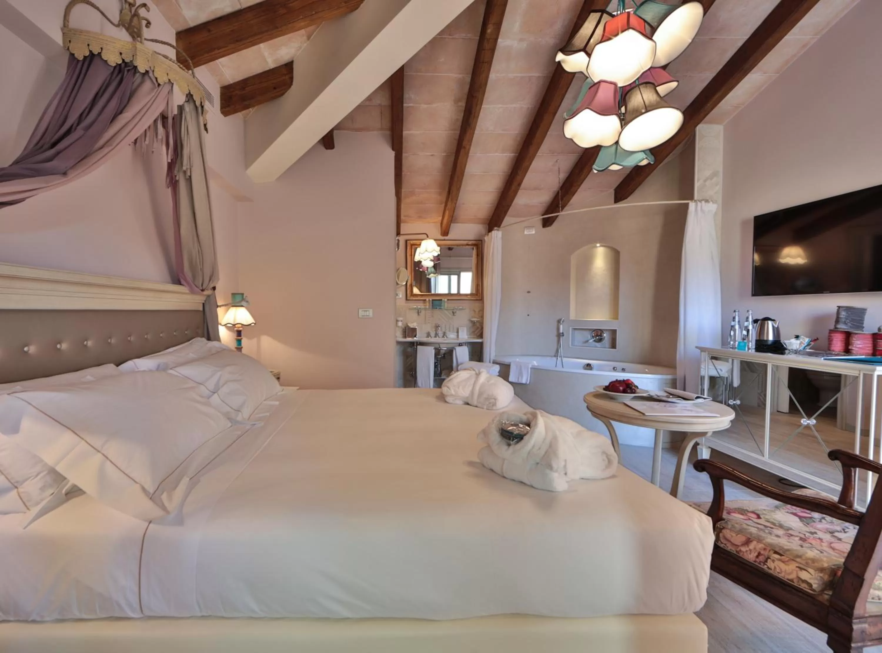 Photo of the whole room, Bed in Ville Sull'Arno