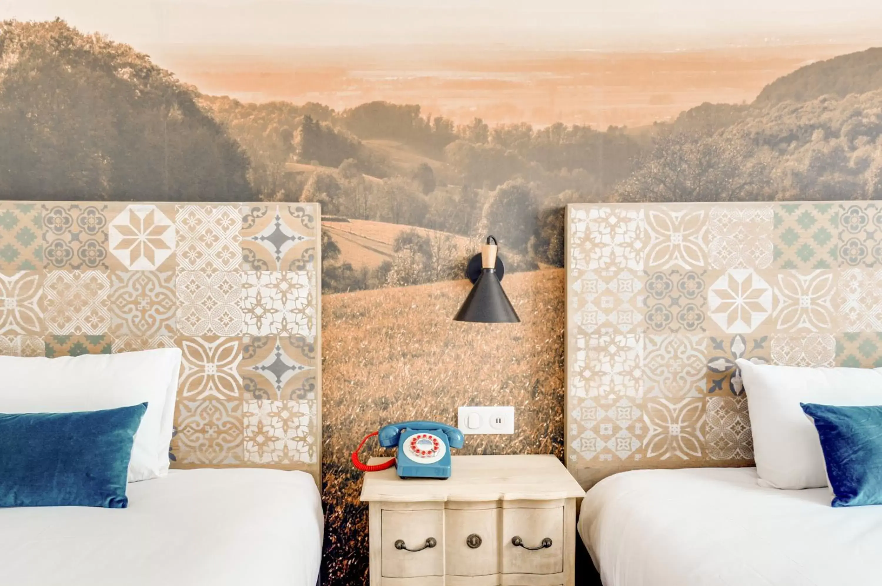 Large Twin Room in La Maison Hôtel Mulhouse Centre Large Twin Room in La Maison Hôtel Mulhouse Centre