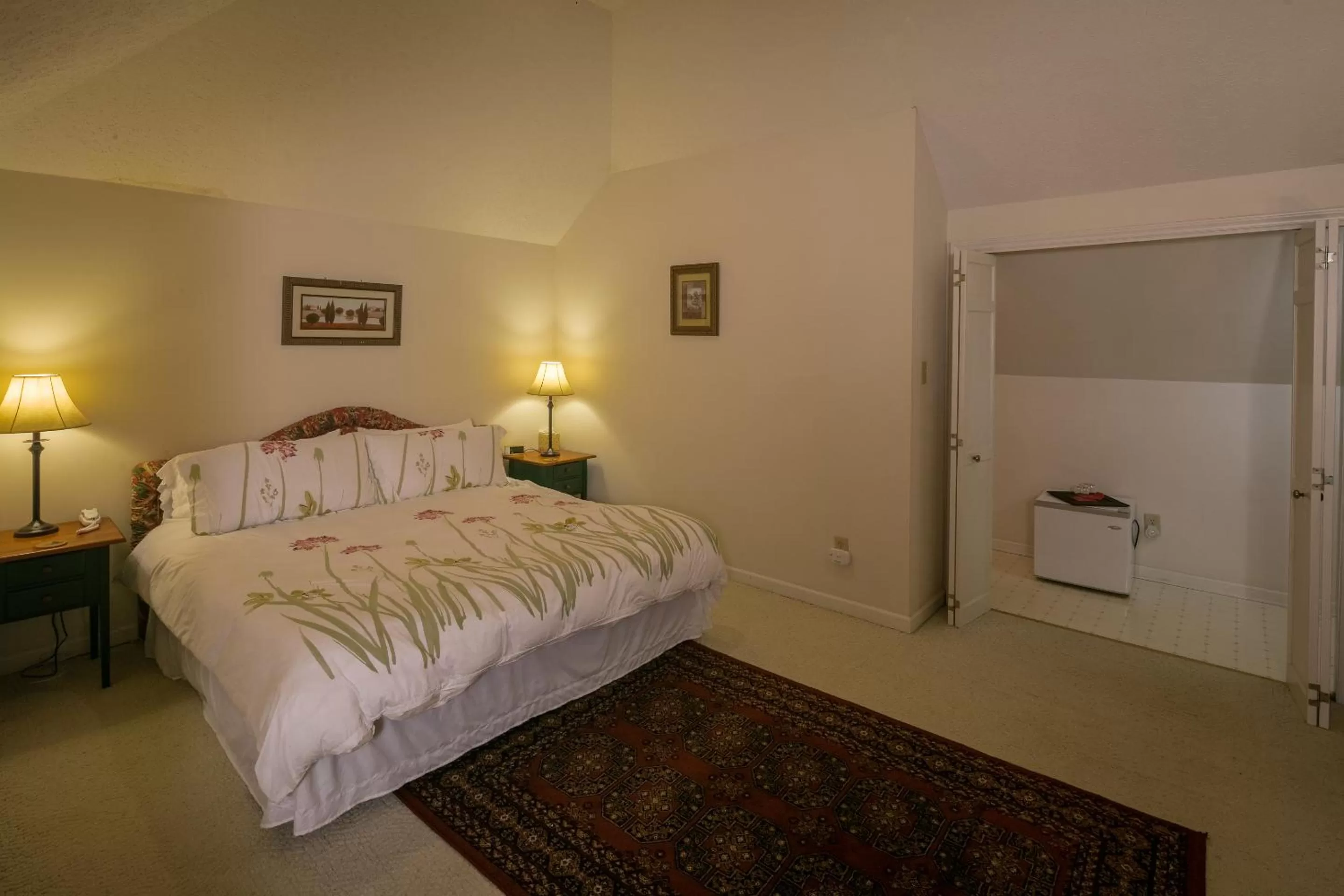 Bed in Taylor House Inn