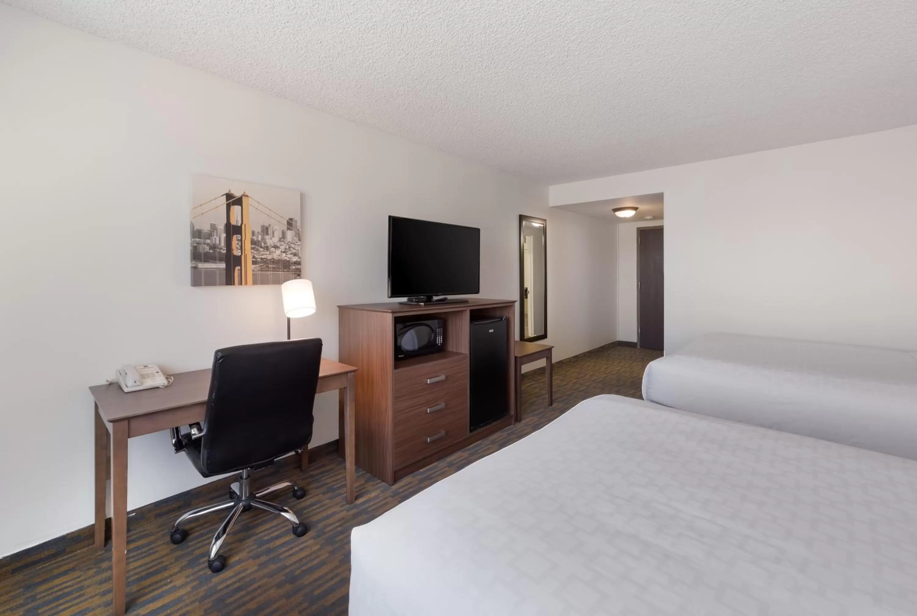 TV and multimedia, Bed in Clarion Hotel Concord-Walnut Creek