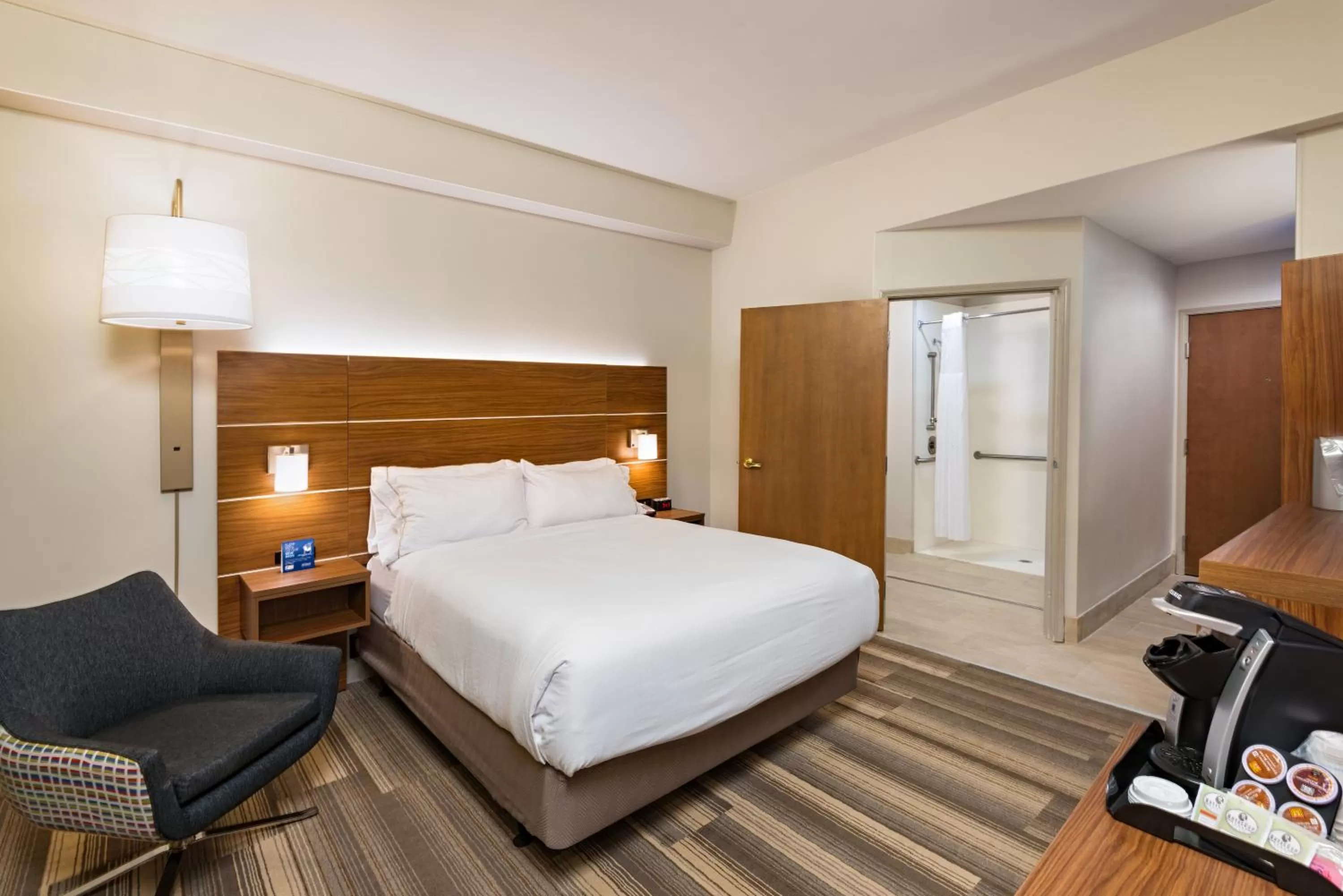 Bed in Holiday Inn Express Peoria North - Glendale by IHG