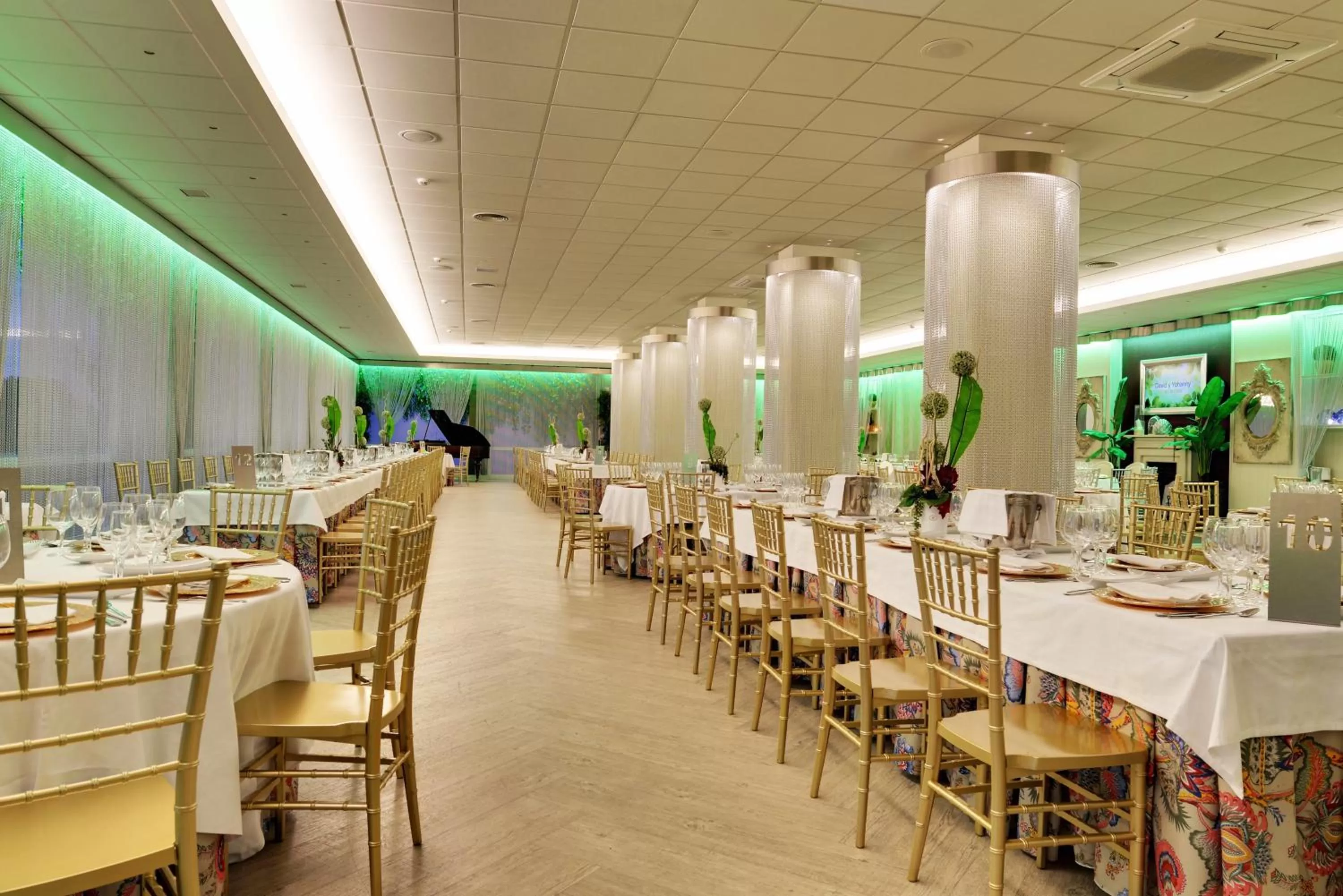 Restaurant/places to eat in Hotel Luze El Villa