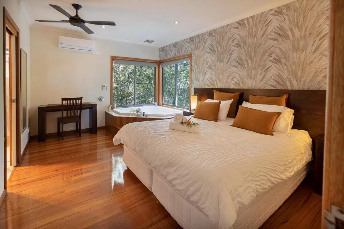 Bed in Lake Weyba Cottages Noosa
