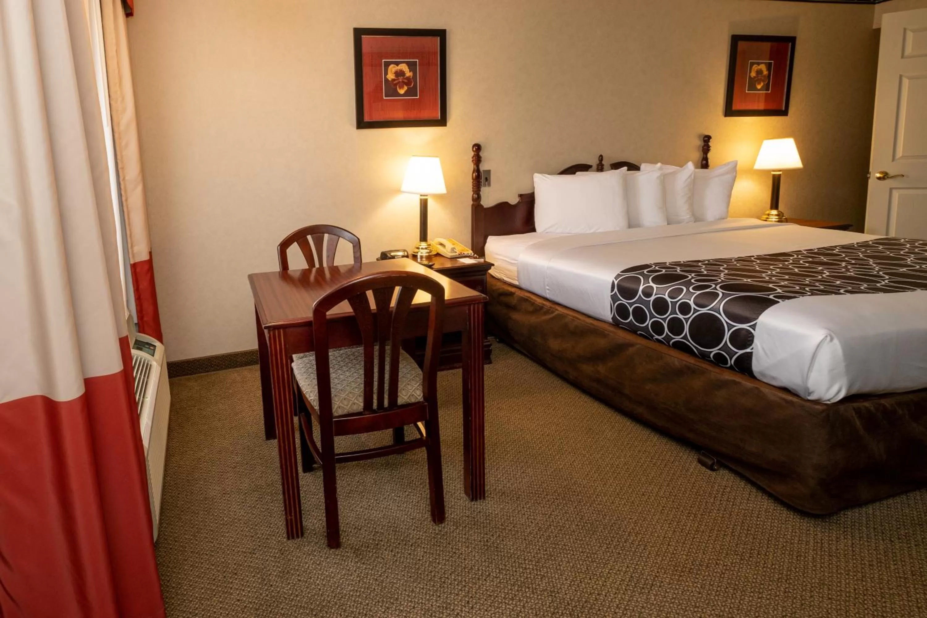 Bedroom, Bed in Hilltop Inn & Suites, near Foxwoods Casino