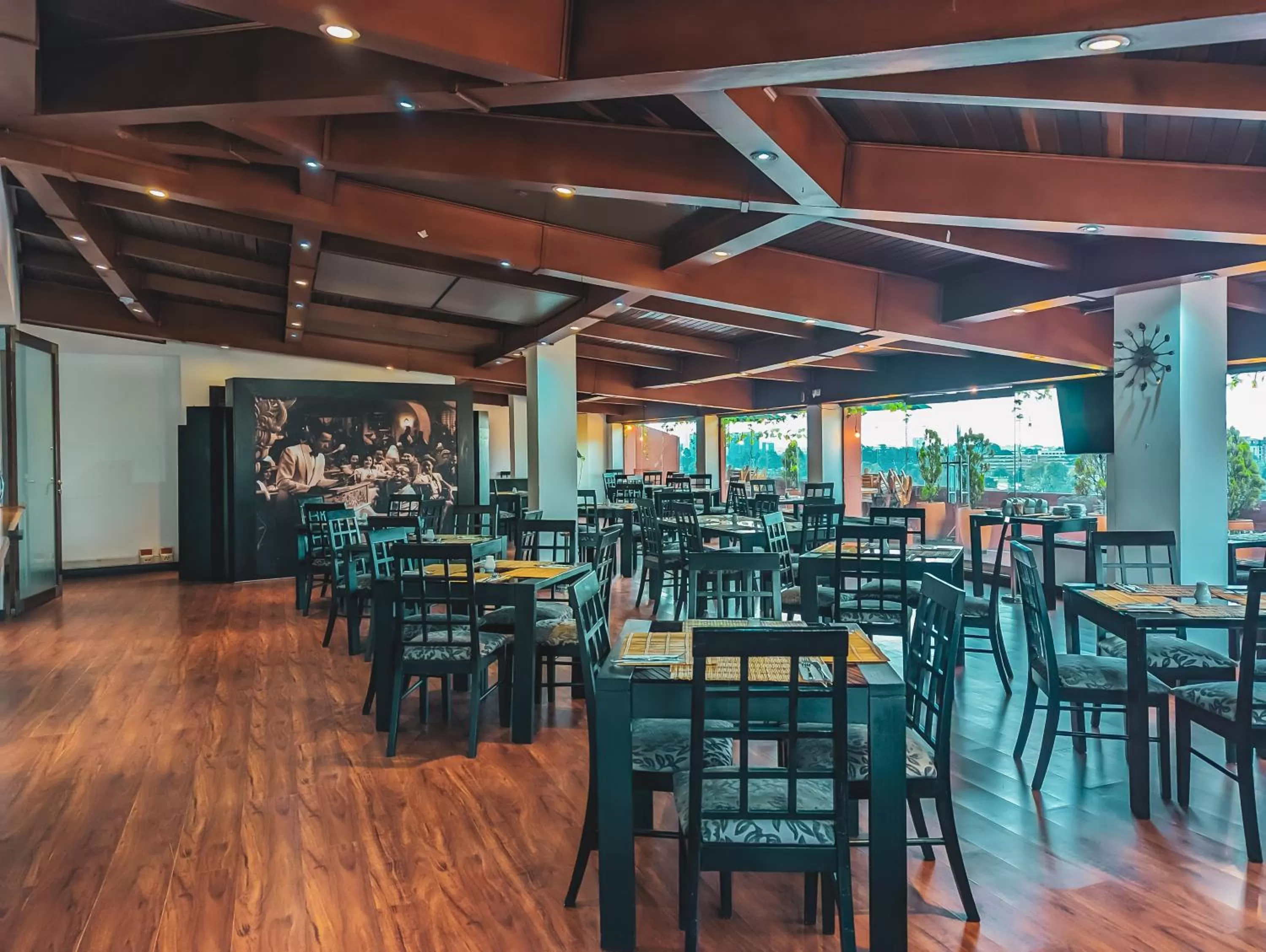 Restaurant/places to eat in Hotel Charlotte Suite 26