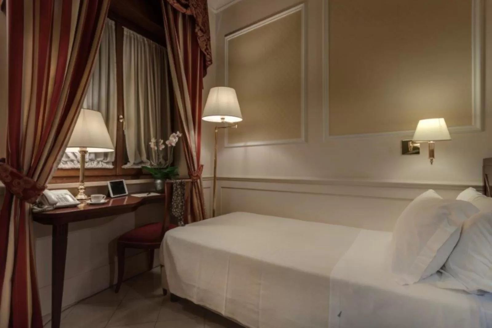 Photo of the whole room, Bed in Residenza Paolo VI