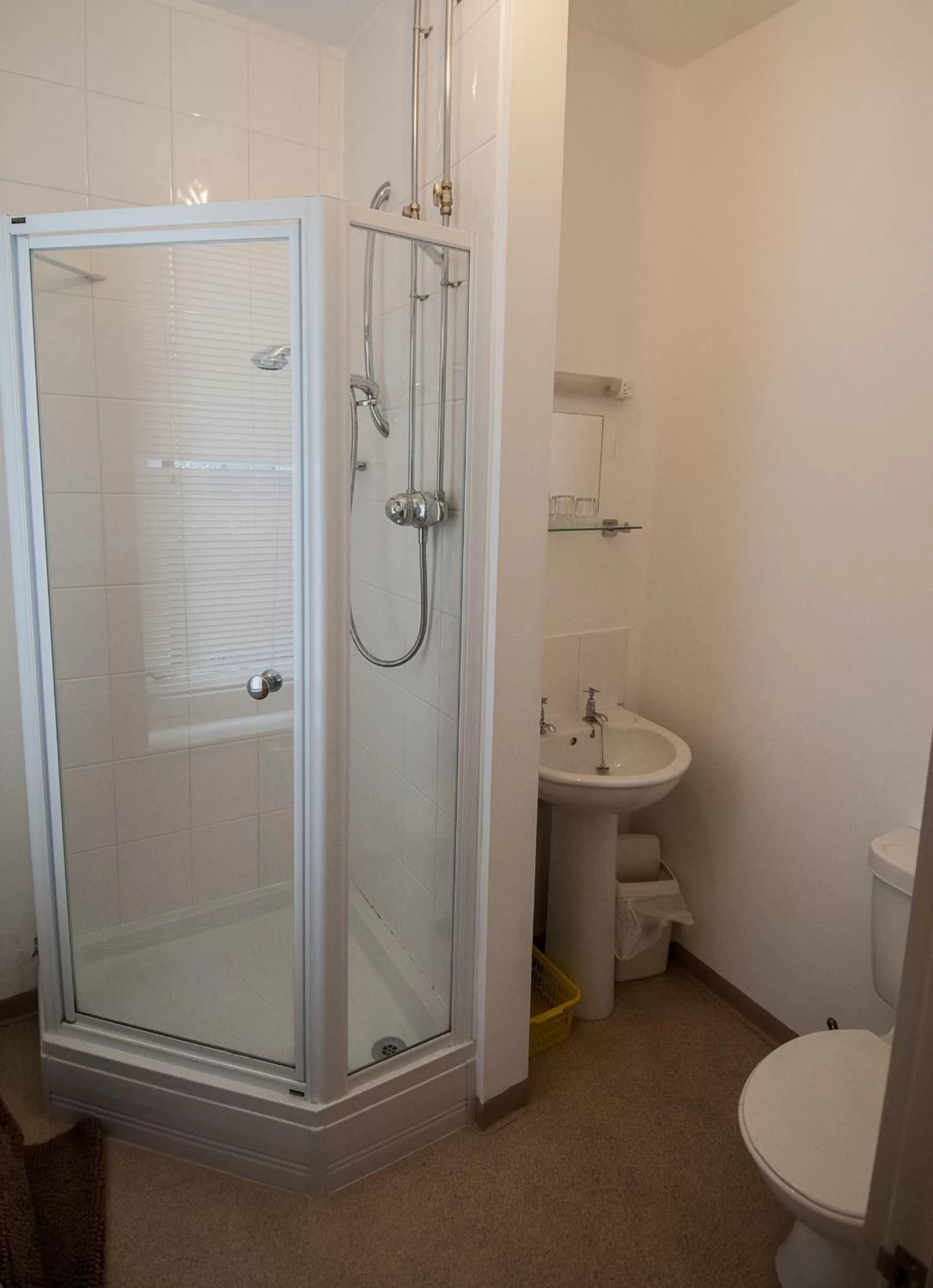 Shower in Mirfield Monastery B&B