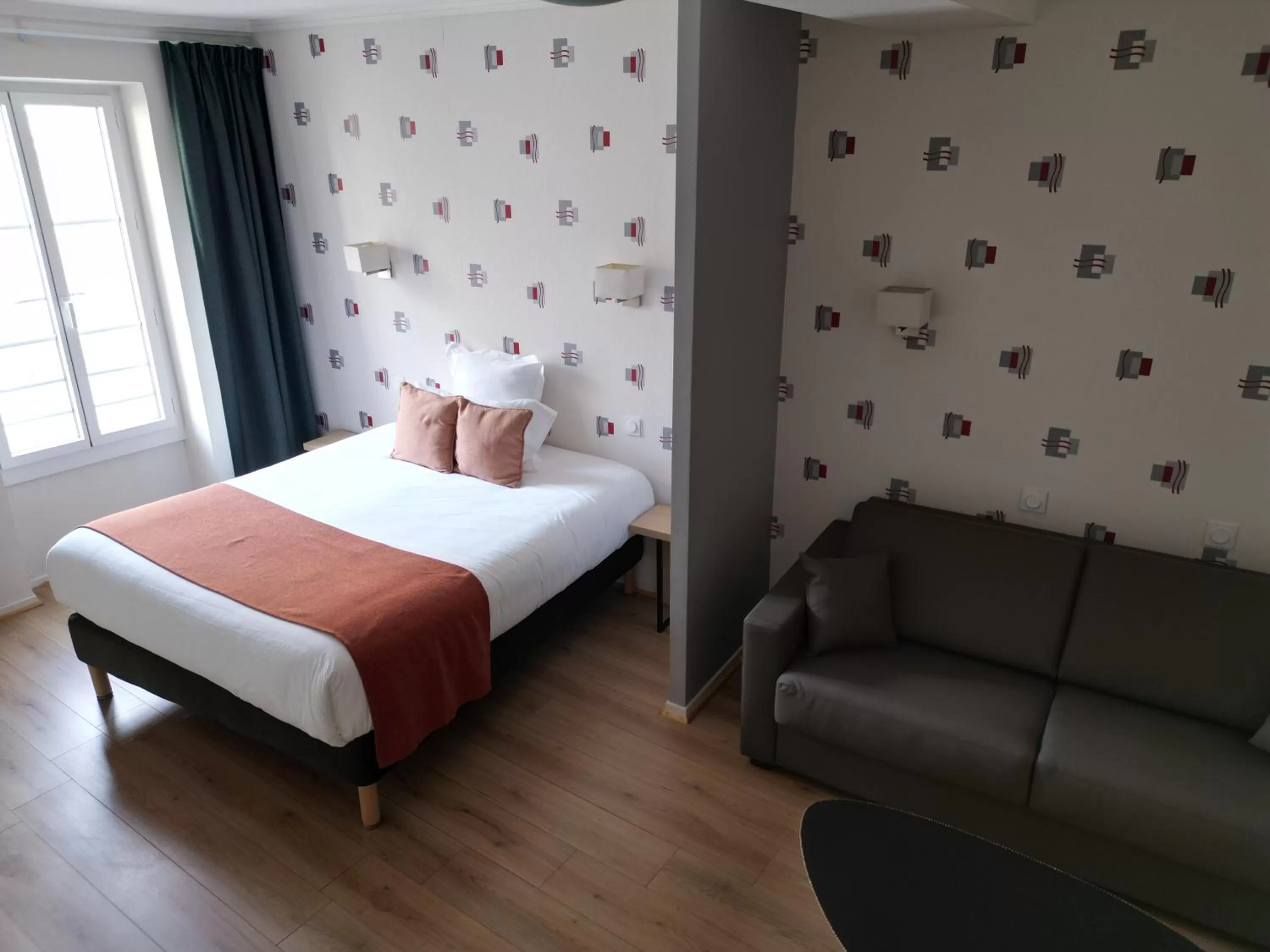 Photo of the whole room, Bed in Contact Hôtel les Platanes Villeneuve sur Lot Centre