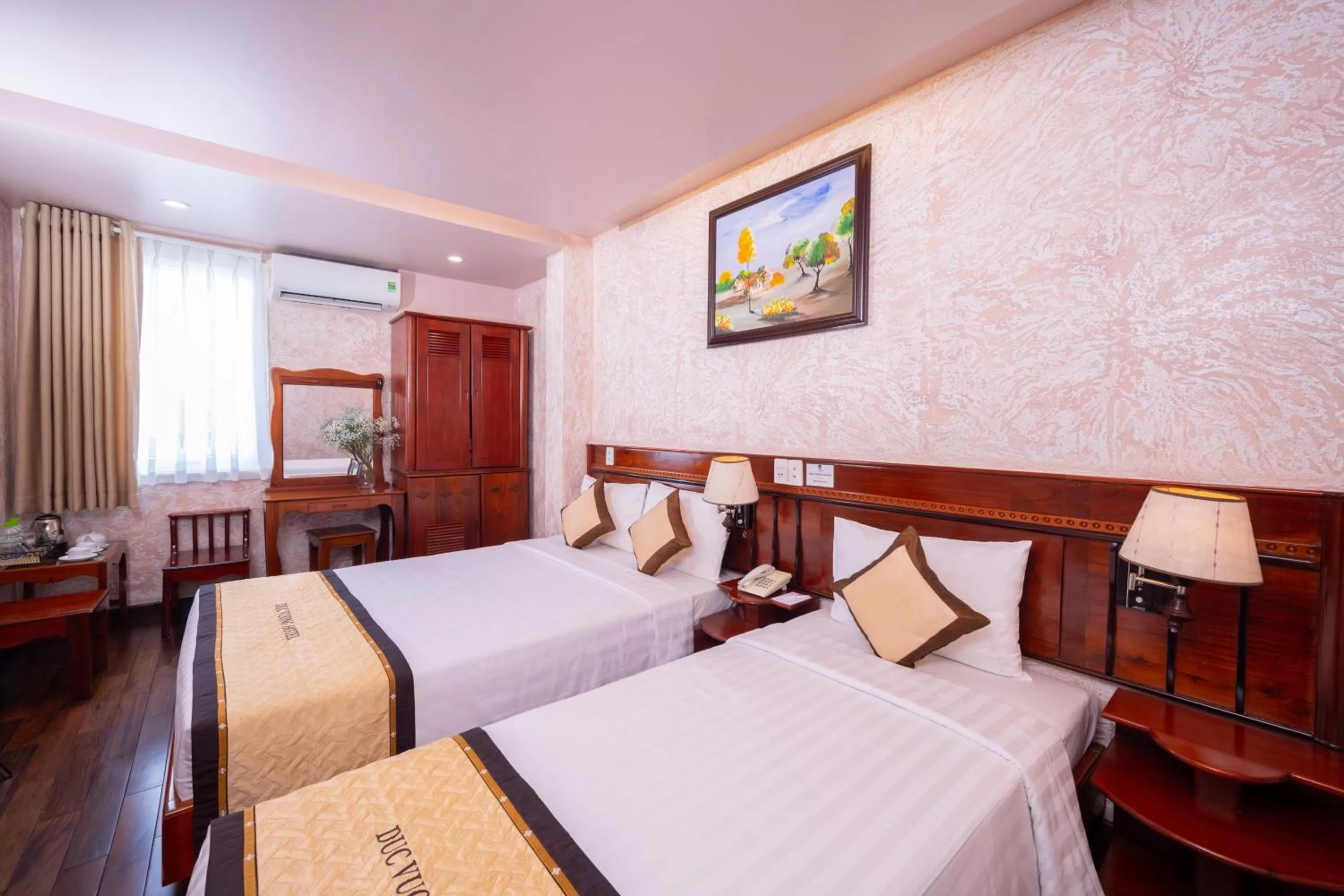 Bed in Duc Vuong Saigon Hotel - Bui Vien