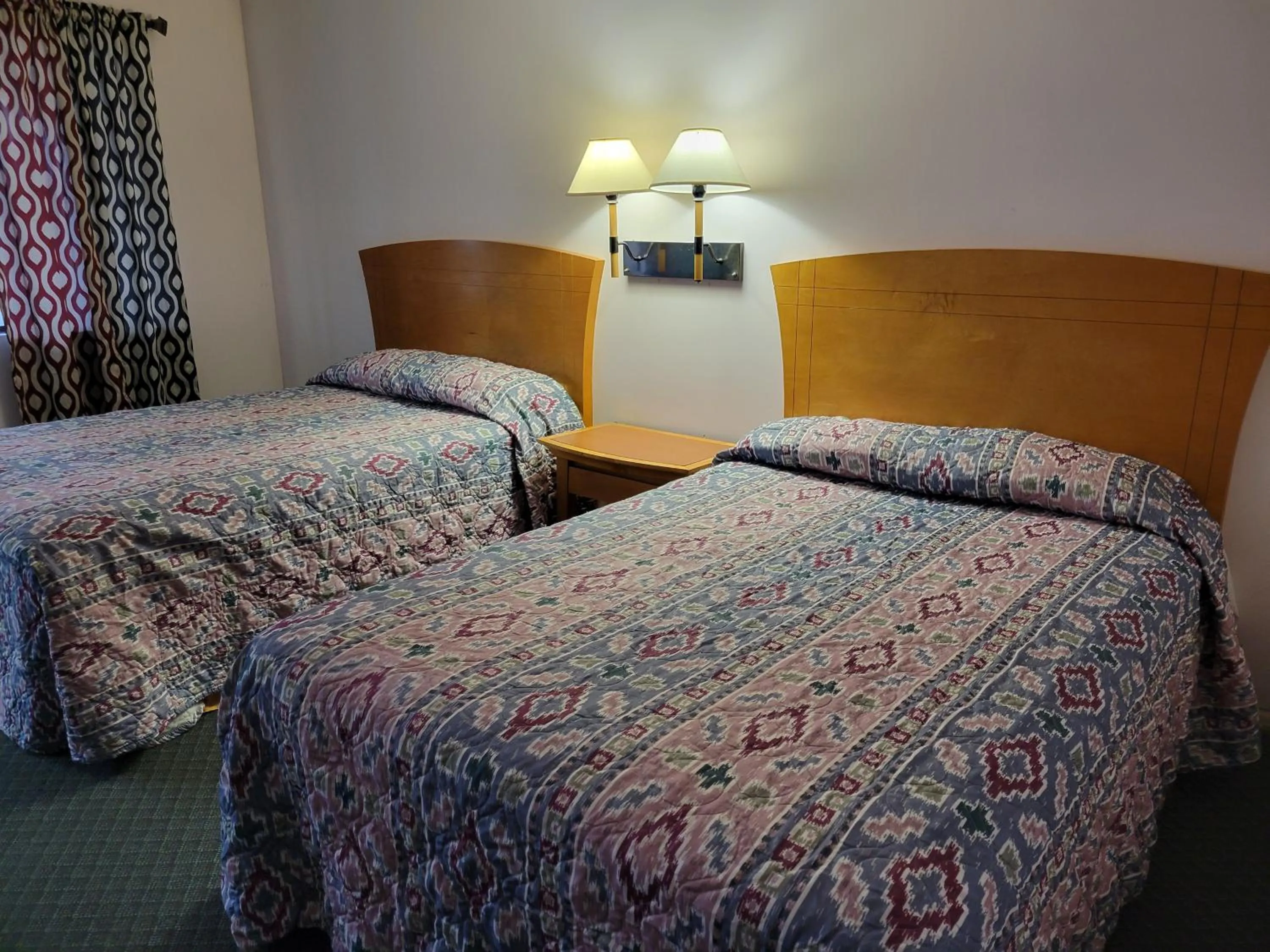 Bed in Emerald Inn & Lounge