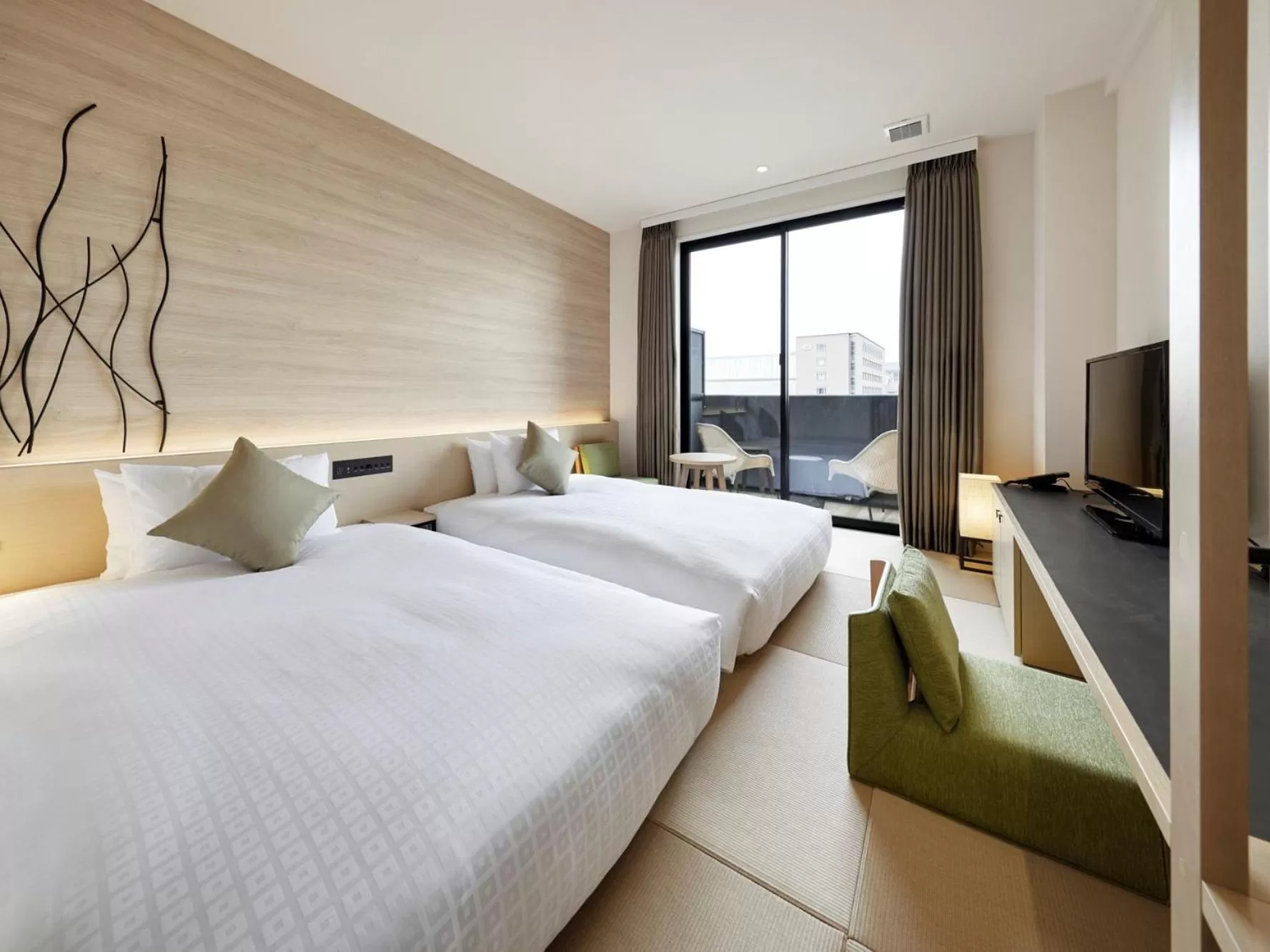 Balcony/Terrace, Bed in Royal Twin Hotel Kyoto Hachijoguchi