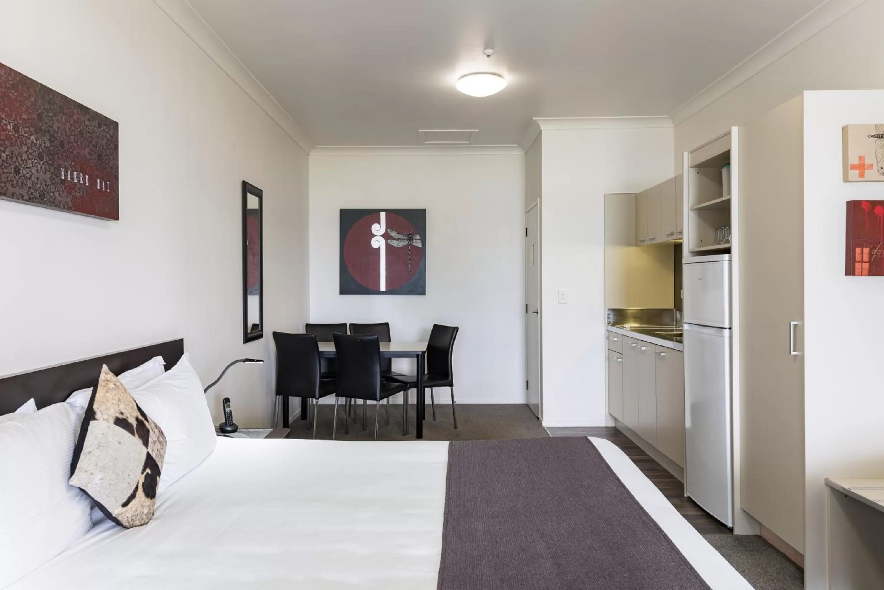 Photo of the whole room, Bed in Anchorage Motel