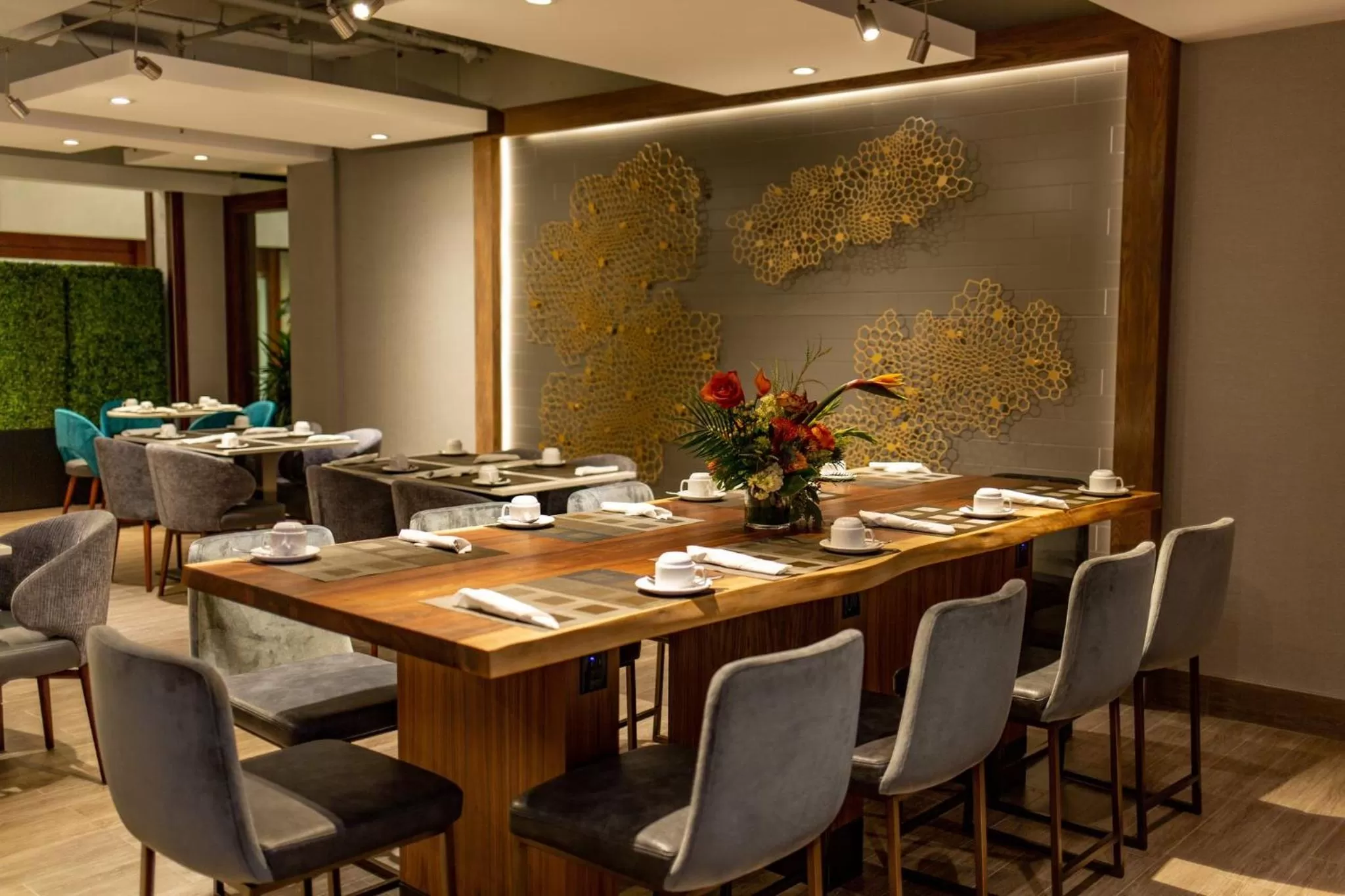 Restaurant/places to eat in Holiday Inn Toronto Downtown Centre by IHG