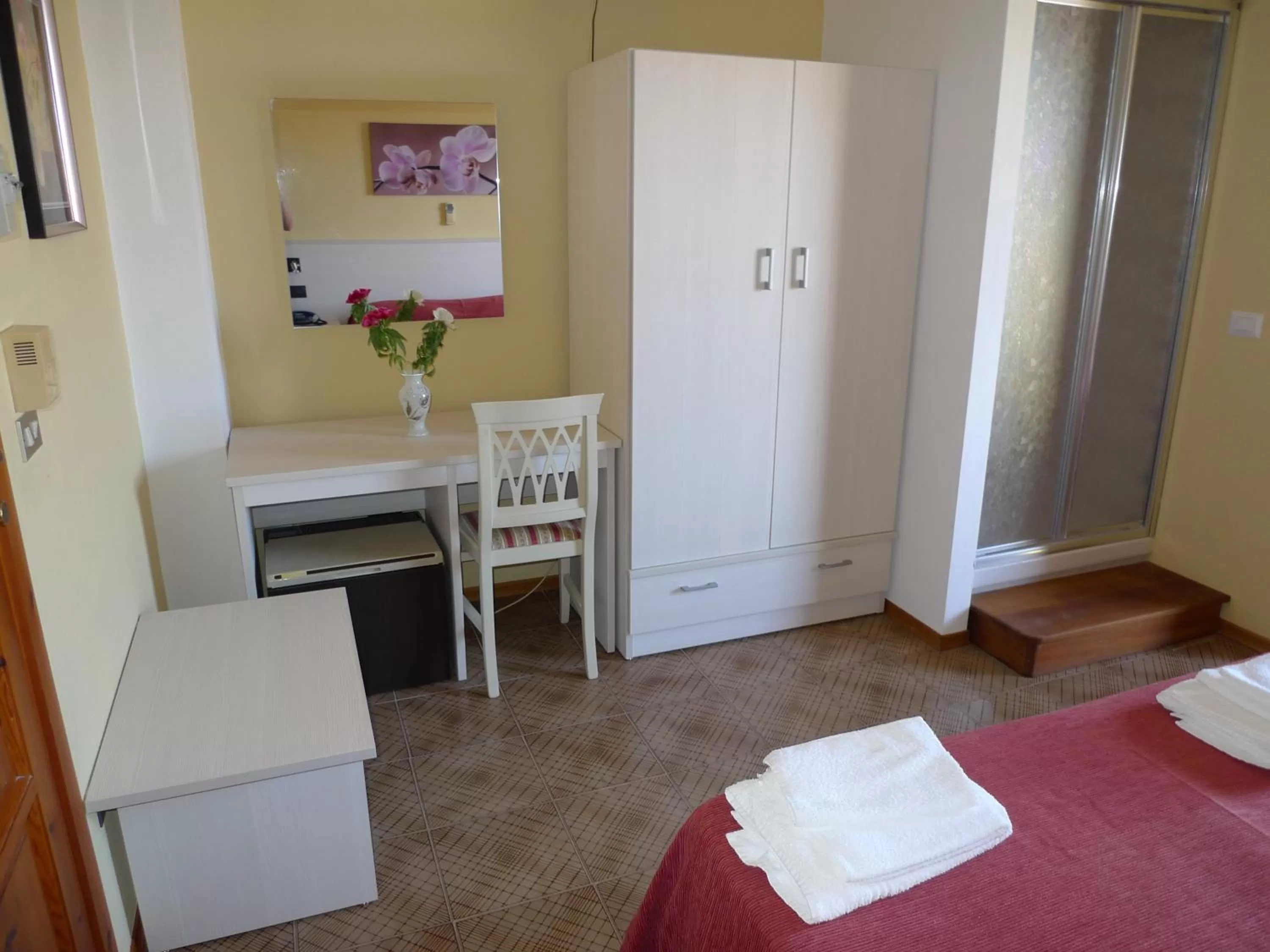 Photo of the whole room, Bed in Hotel Alexander