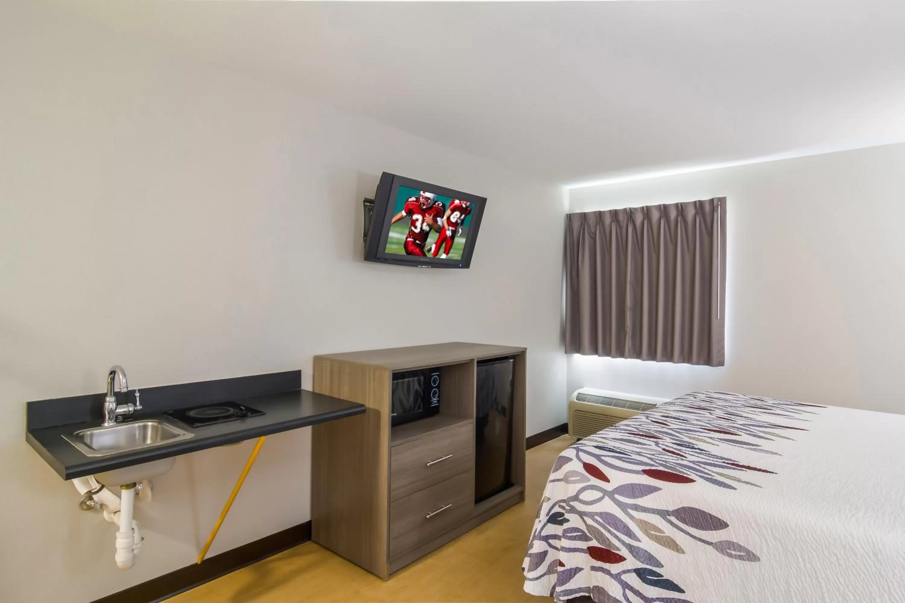 Photo of the whole room, Bed in Red Roof Inn I-95 North Brunswick Darien