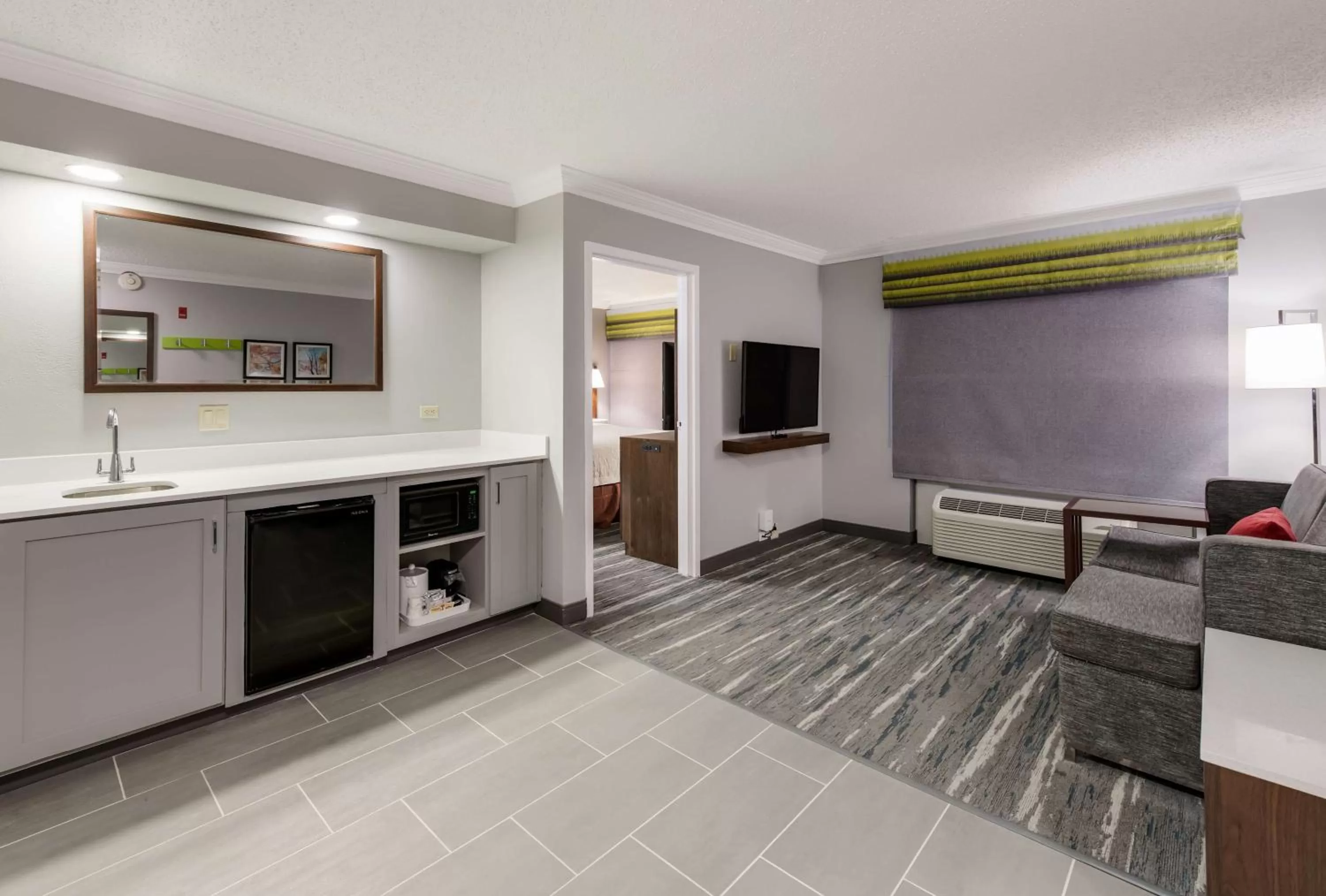 Kitchen or kitchenette in Hampton Inn & Suites Chicago-Hoffman Estates
