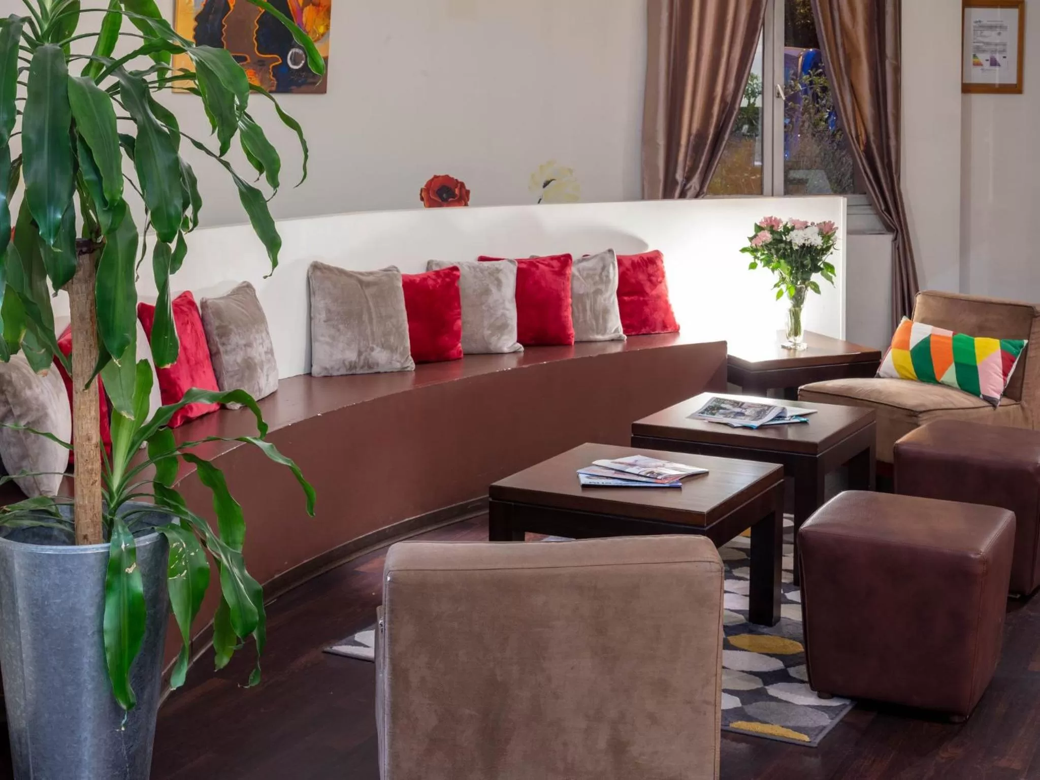 Seating area in Noemys Toulon La Valette - Hotel restaurant avec piscine