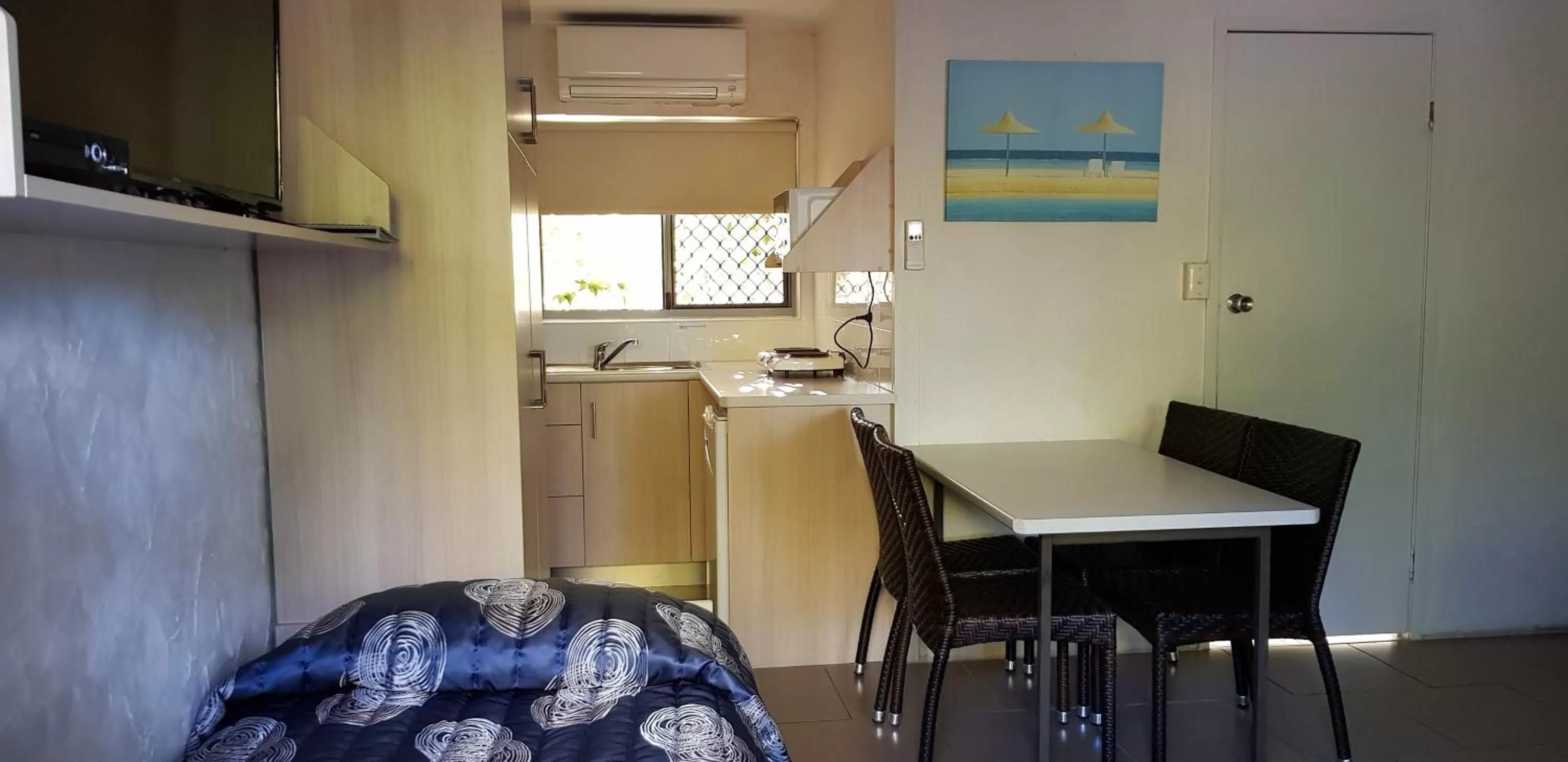 Kitchen or kitchenette in Mango Tree Motel