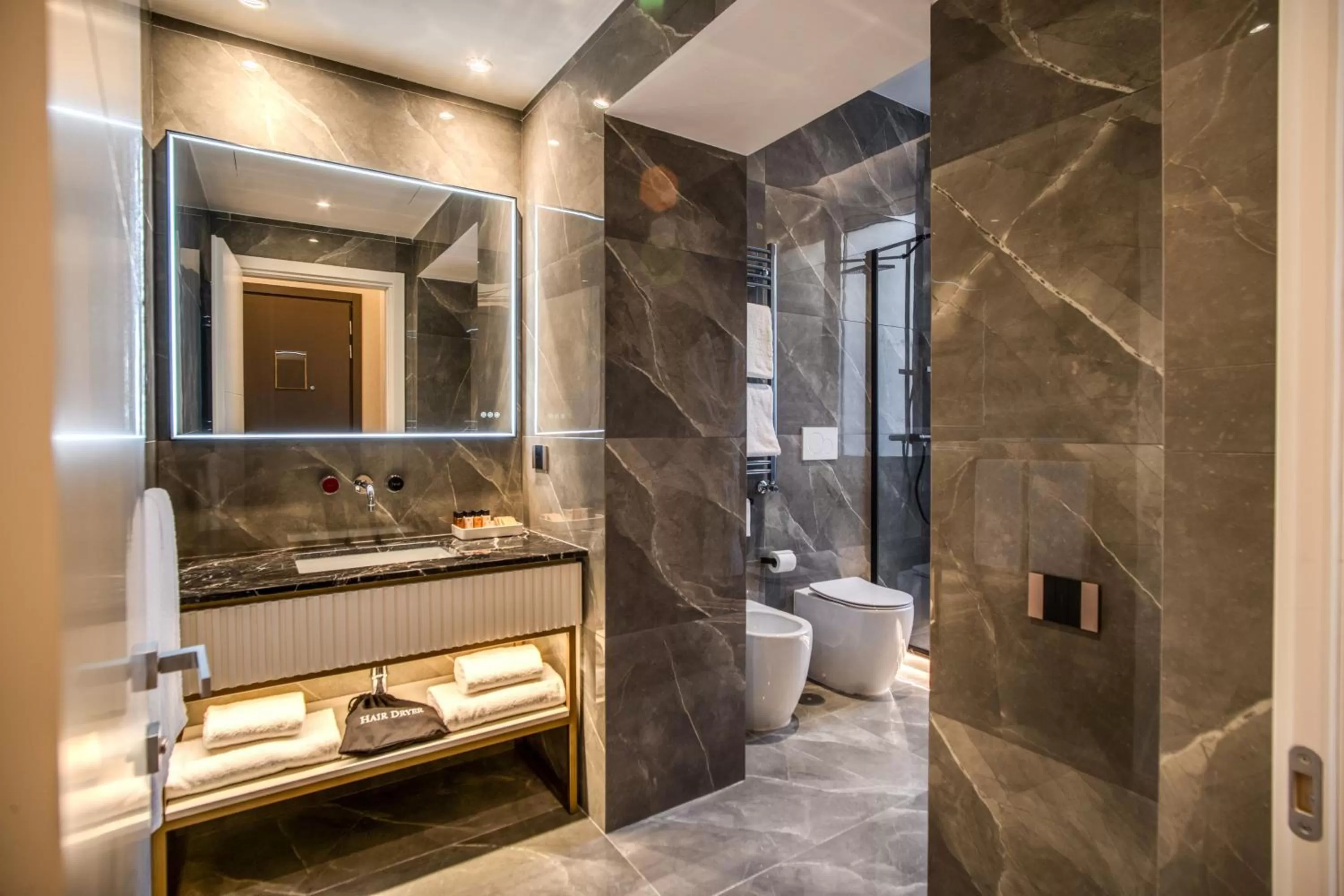 Bathroom in CC Palace Hotel