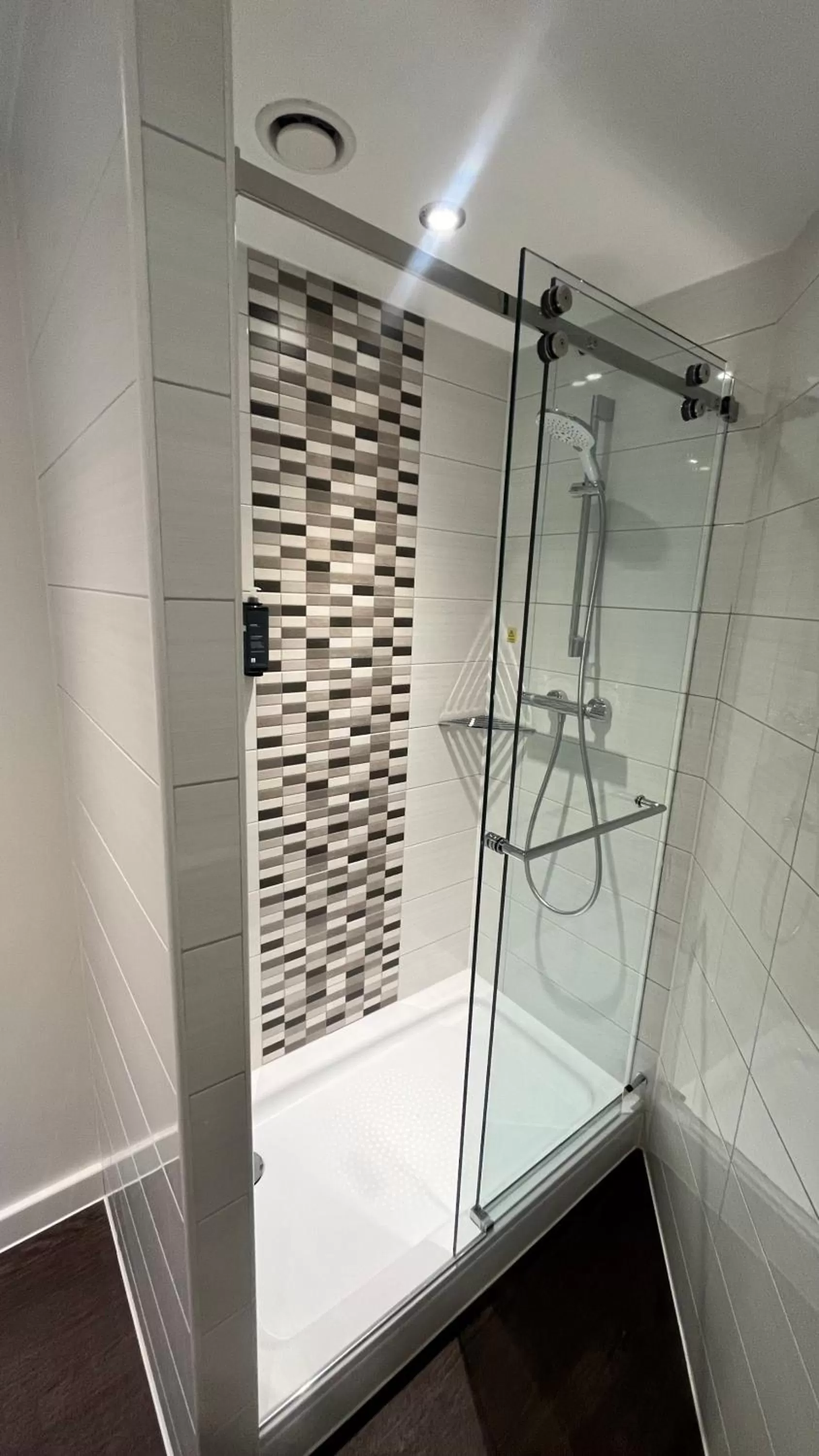 Shower in Maldron Hotel Finsbury Park, London