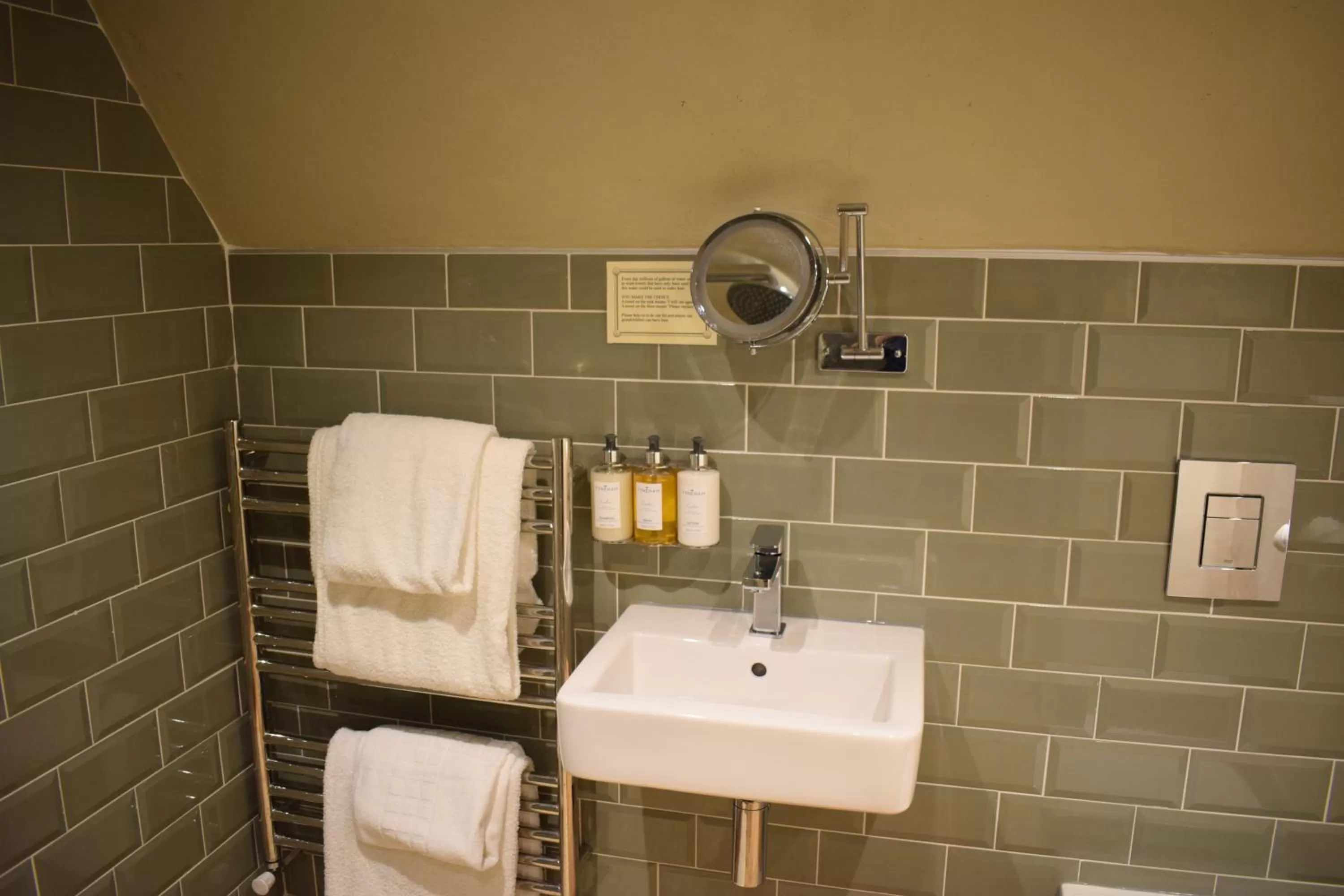 Bathroom in Alma Inn & Dining Rooms