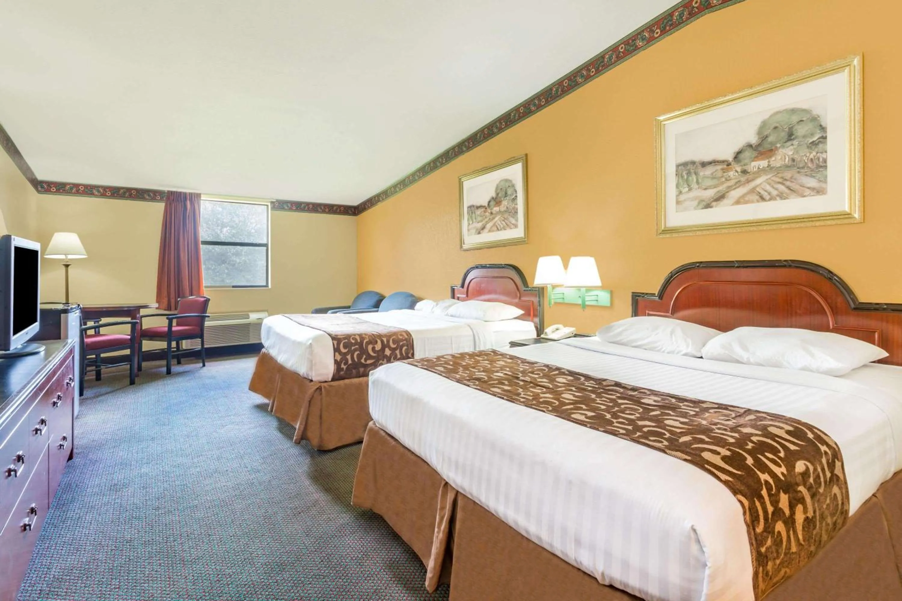Photo of the whole room, Bed in Howard Johnson by Wyndham Lake City
