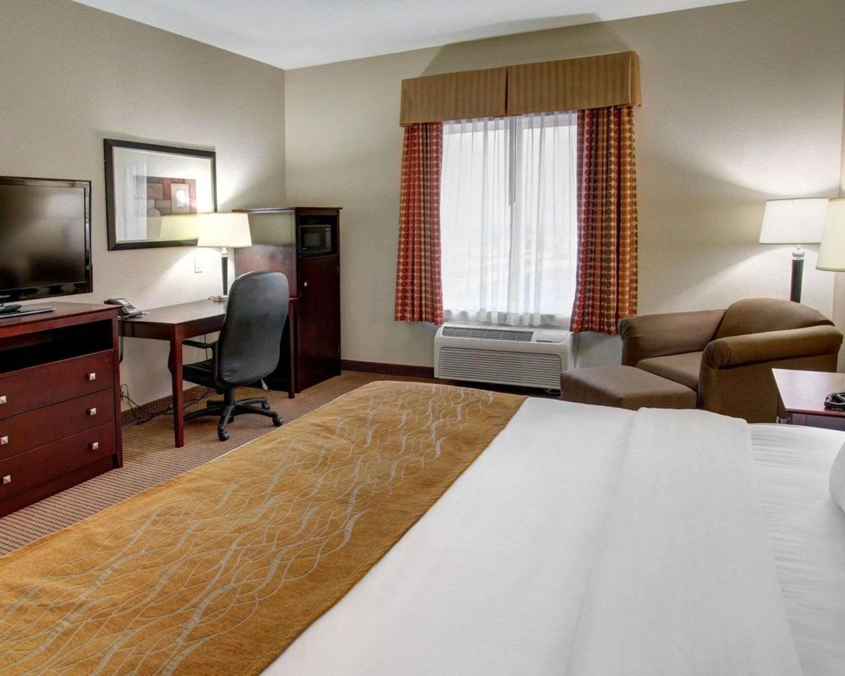 Photo of the whole room, Bed in Comfort Inn & Suites