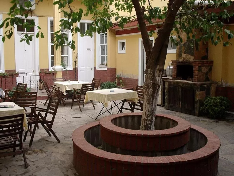 Restaurant/places to eat in Antikhan Hotel