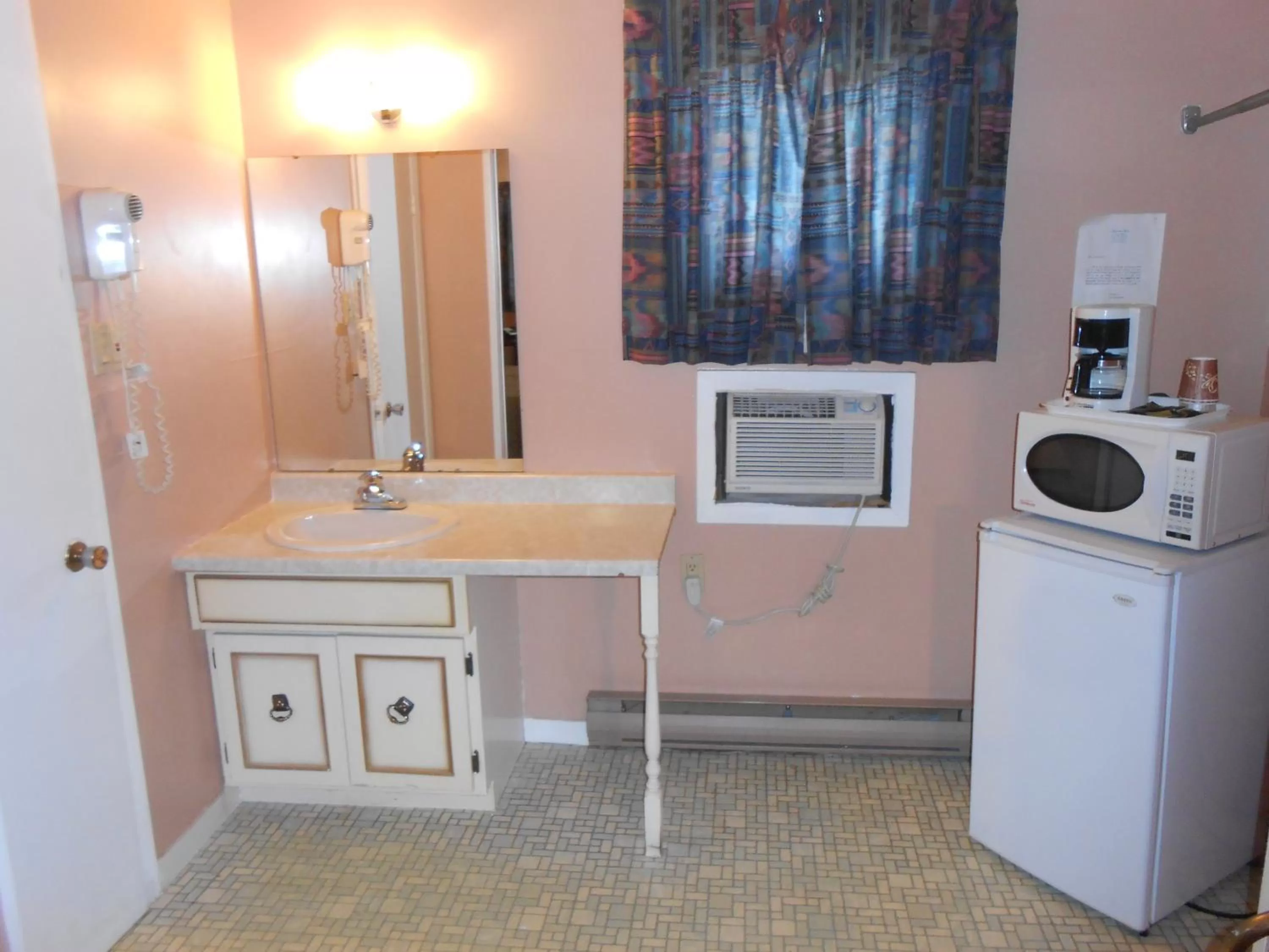 Coffee/tea facilities in Aquarius Motel
