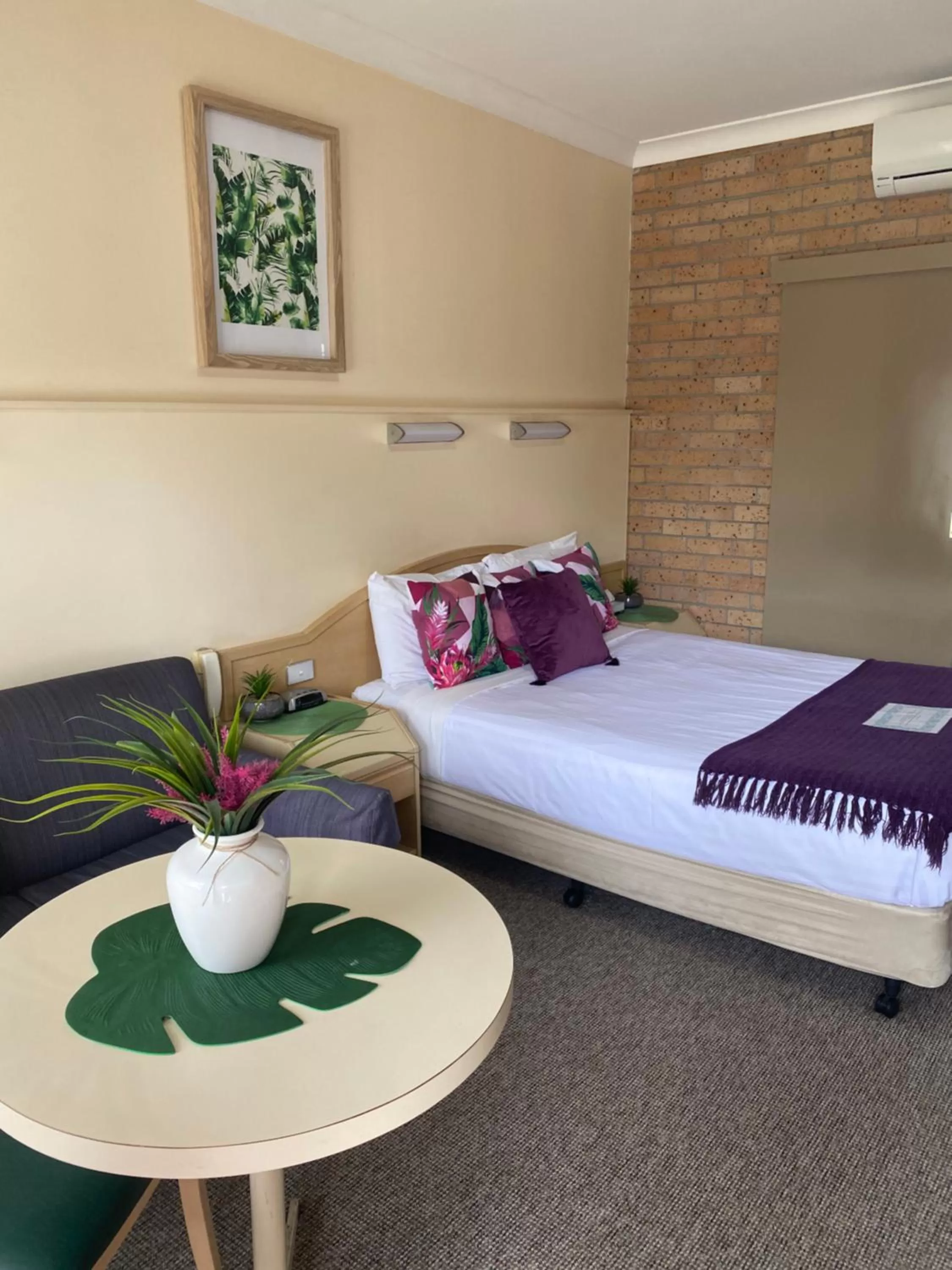 Bed in Marriott Park Motel