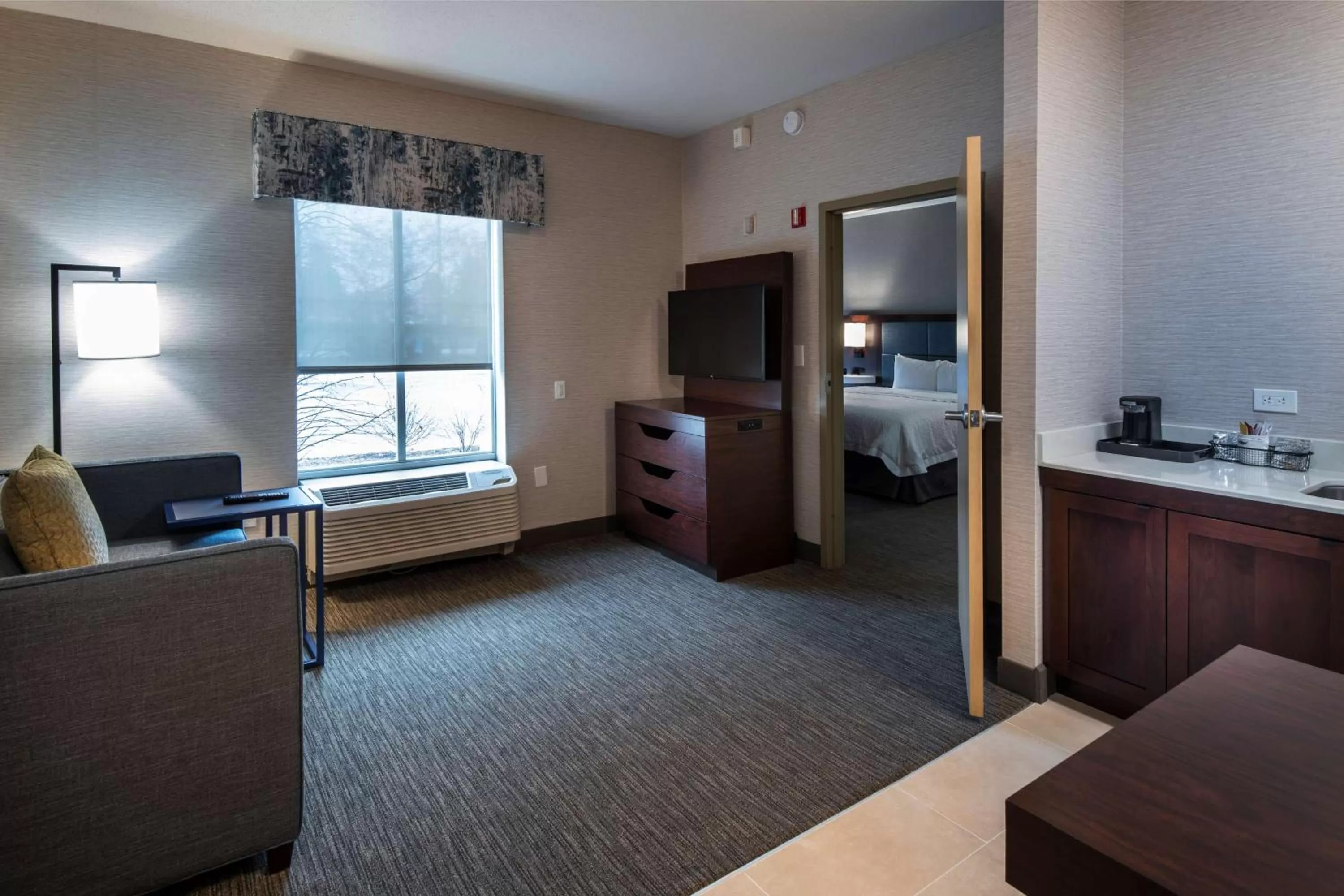 Living room, Bed in Hampton Inn & Suites Lincolnshire
