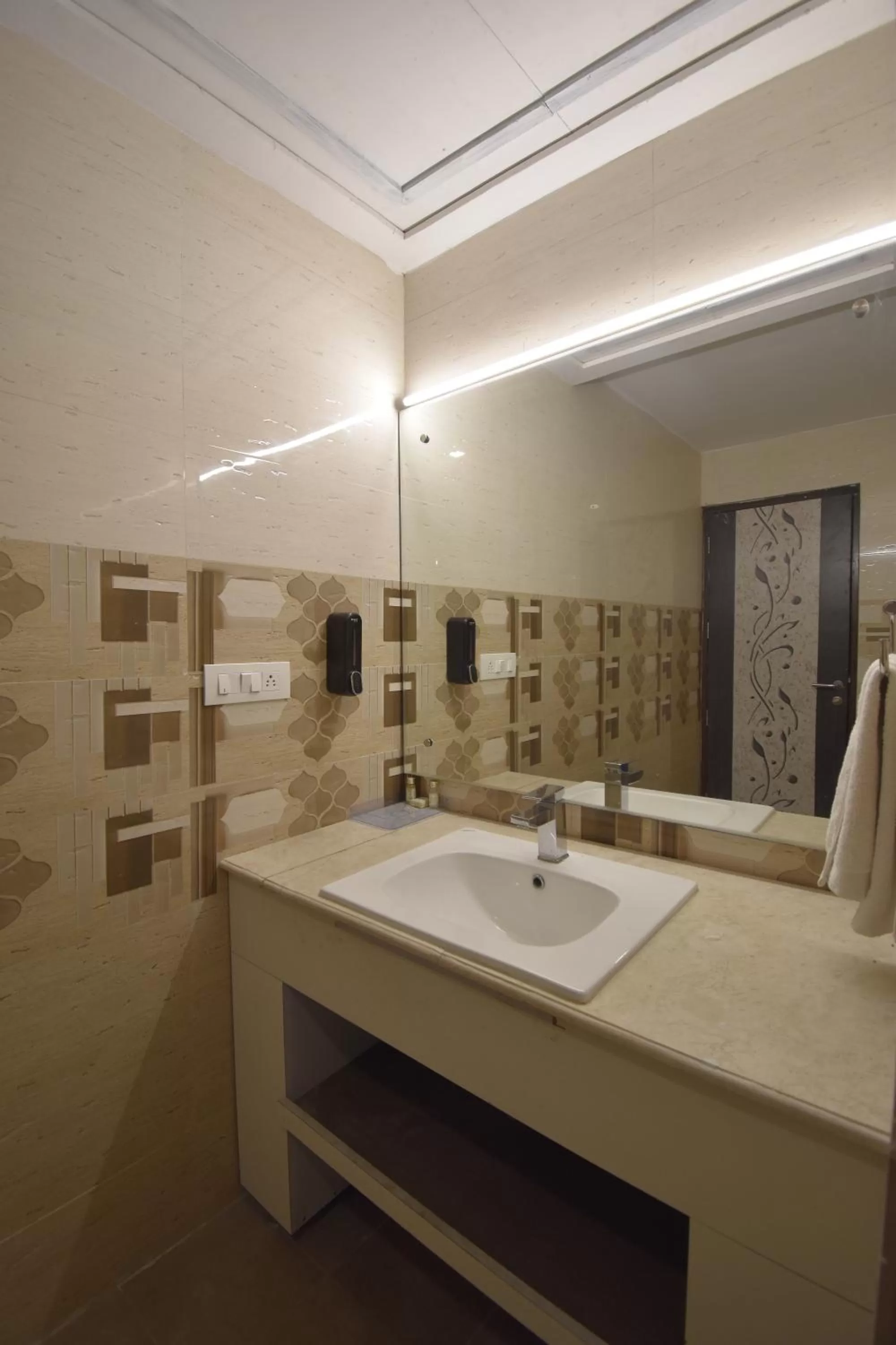 Shower, Bathroom in The Royal Castle AC Centralized