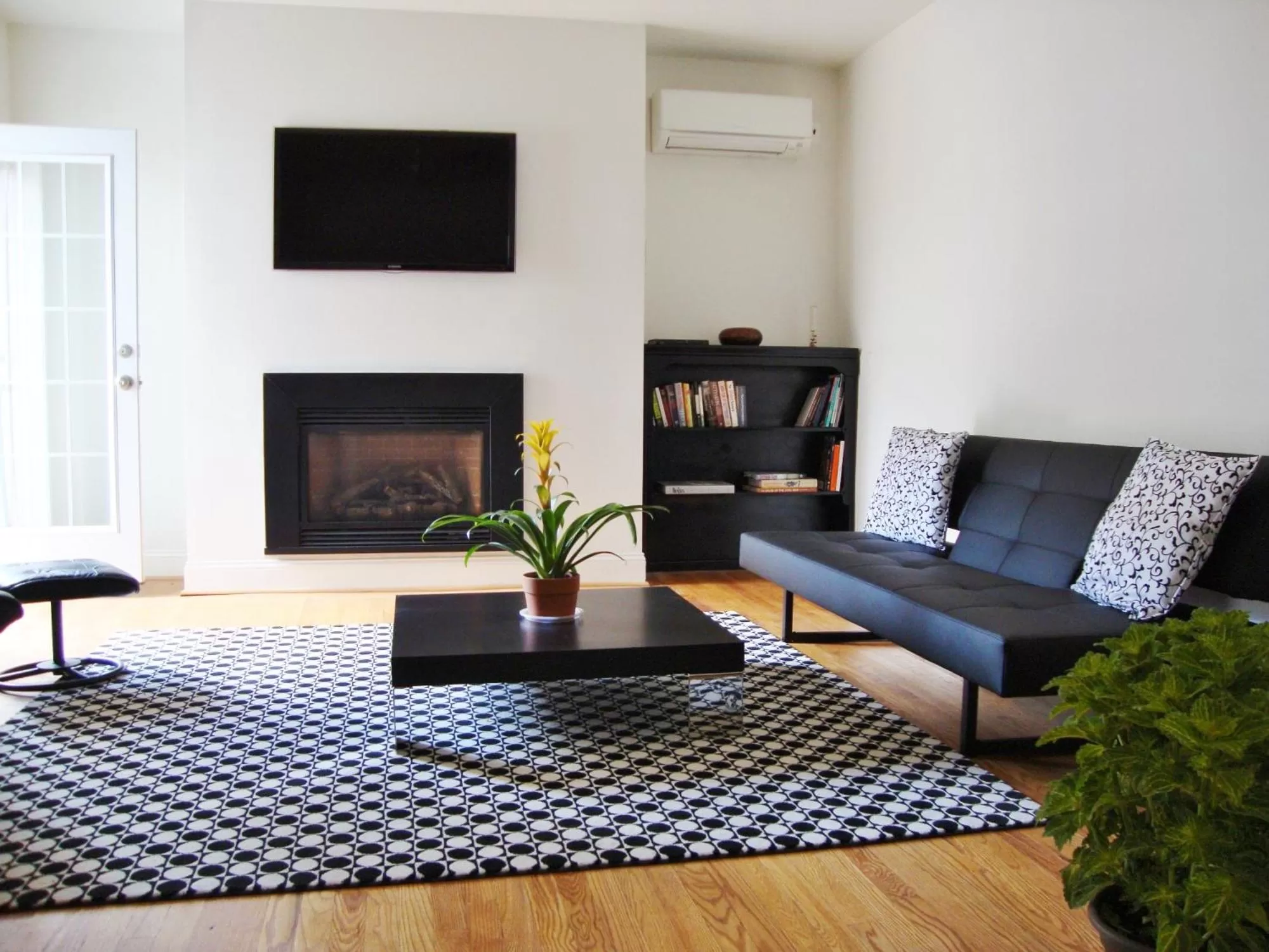 TV/Entertainment Center in BlancNoir