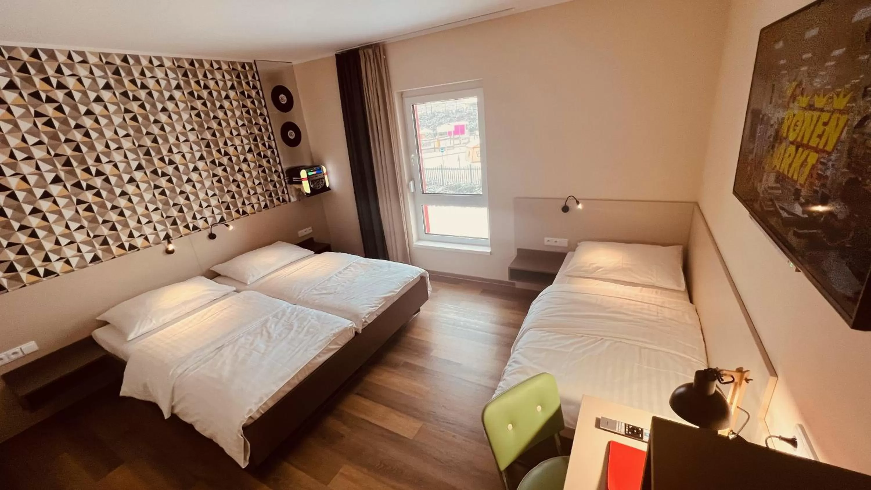 Bed in Jukebox Hotel