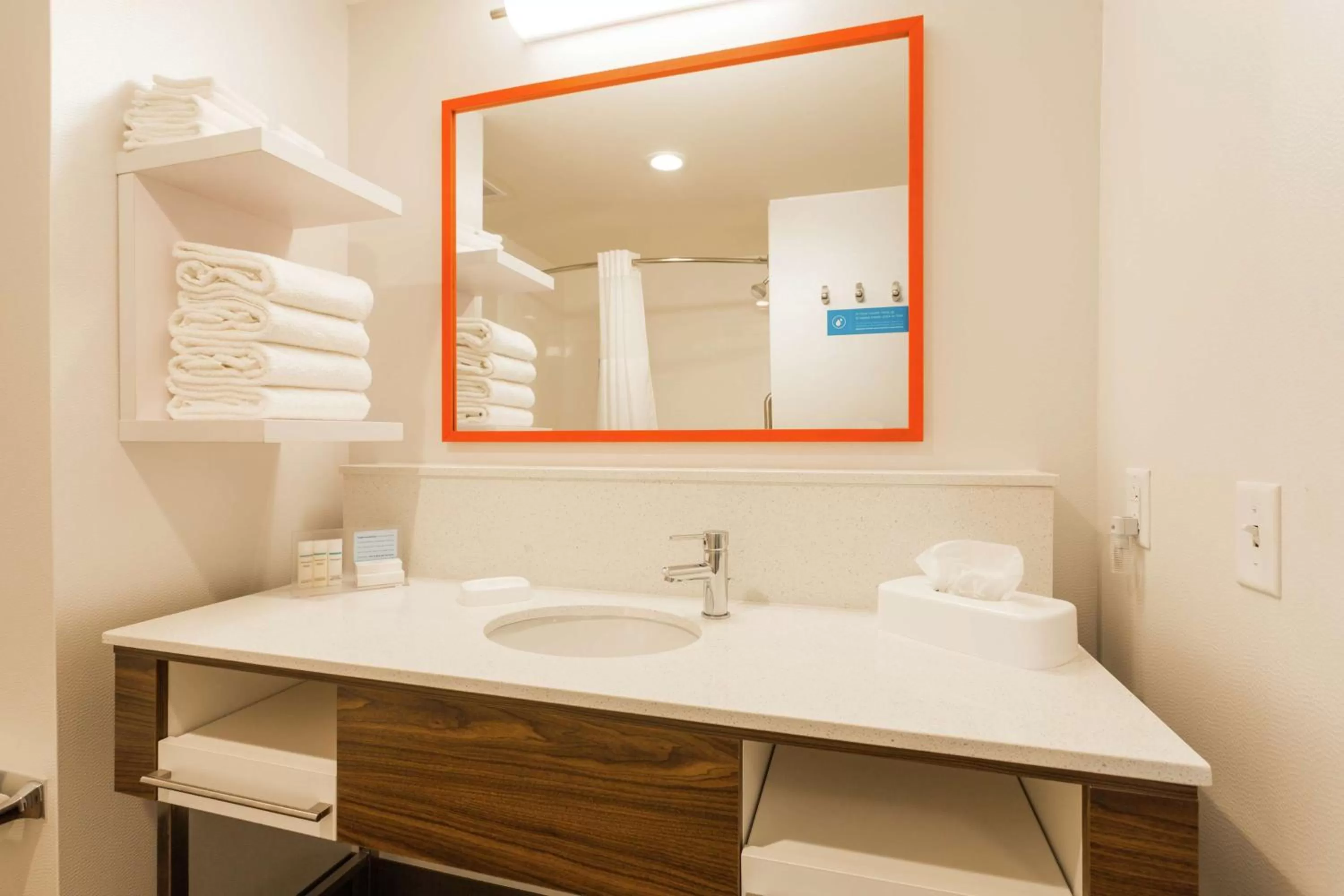 Bathroom in Hampton Inn Cumberland