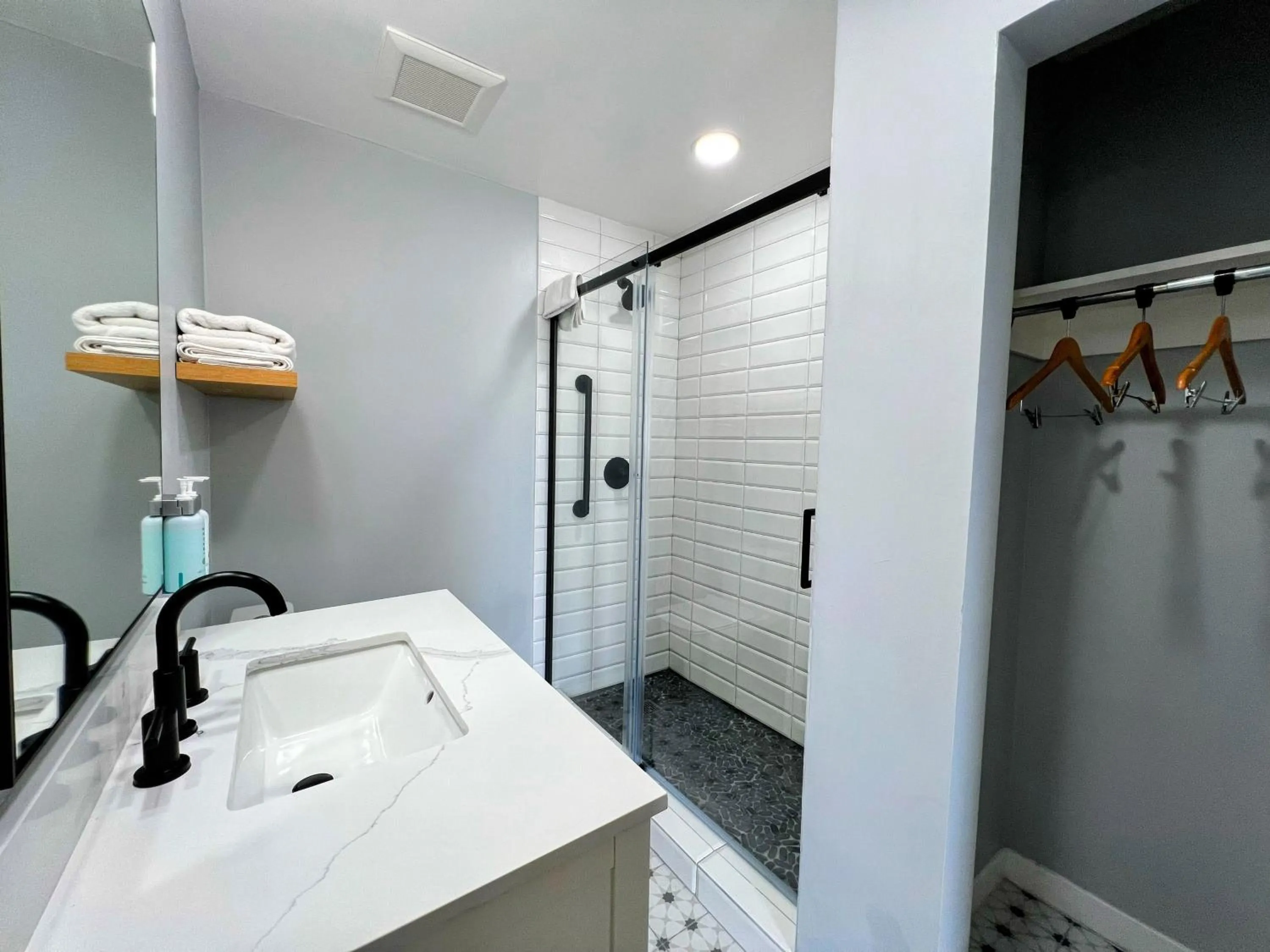 Shower in Tides Oceanview Inn and Cottages