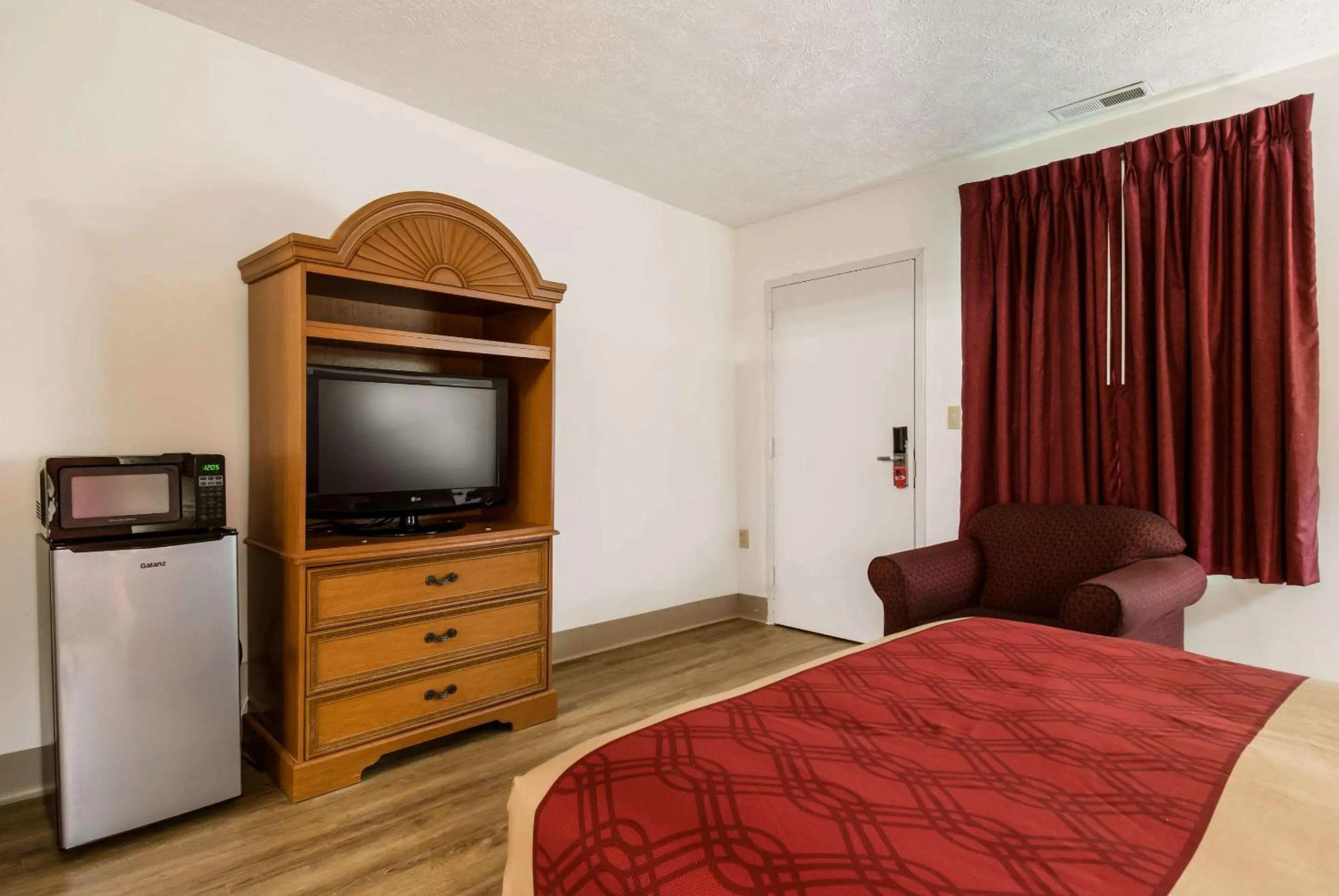Photo of the whole room, Bed in Econo Lodge Inn & Suites Lake Harmony - Pocono Mountains Area
