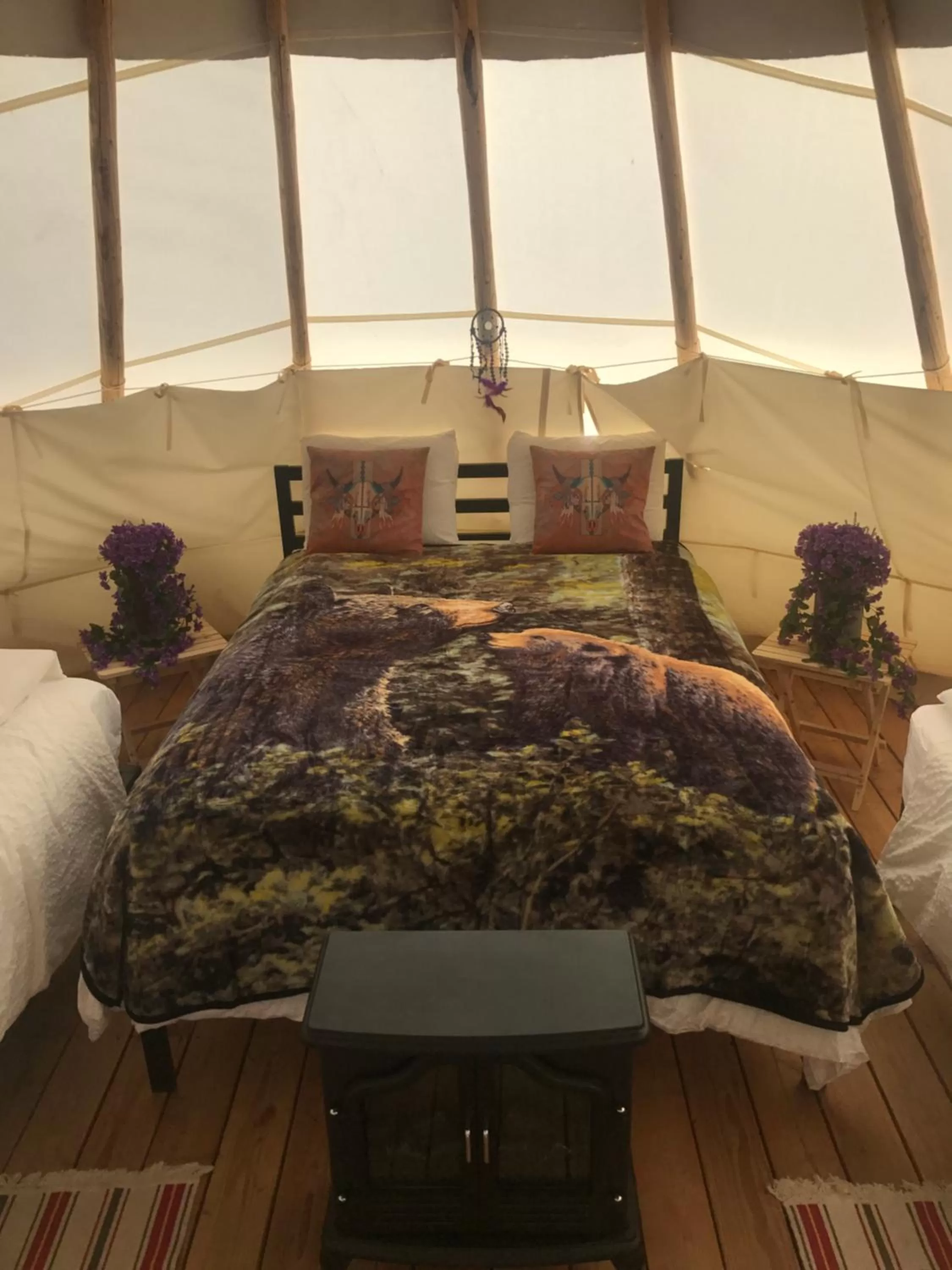 Bed in Olancha RV Park and Motel