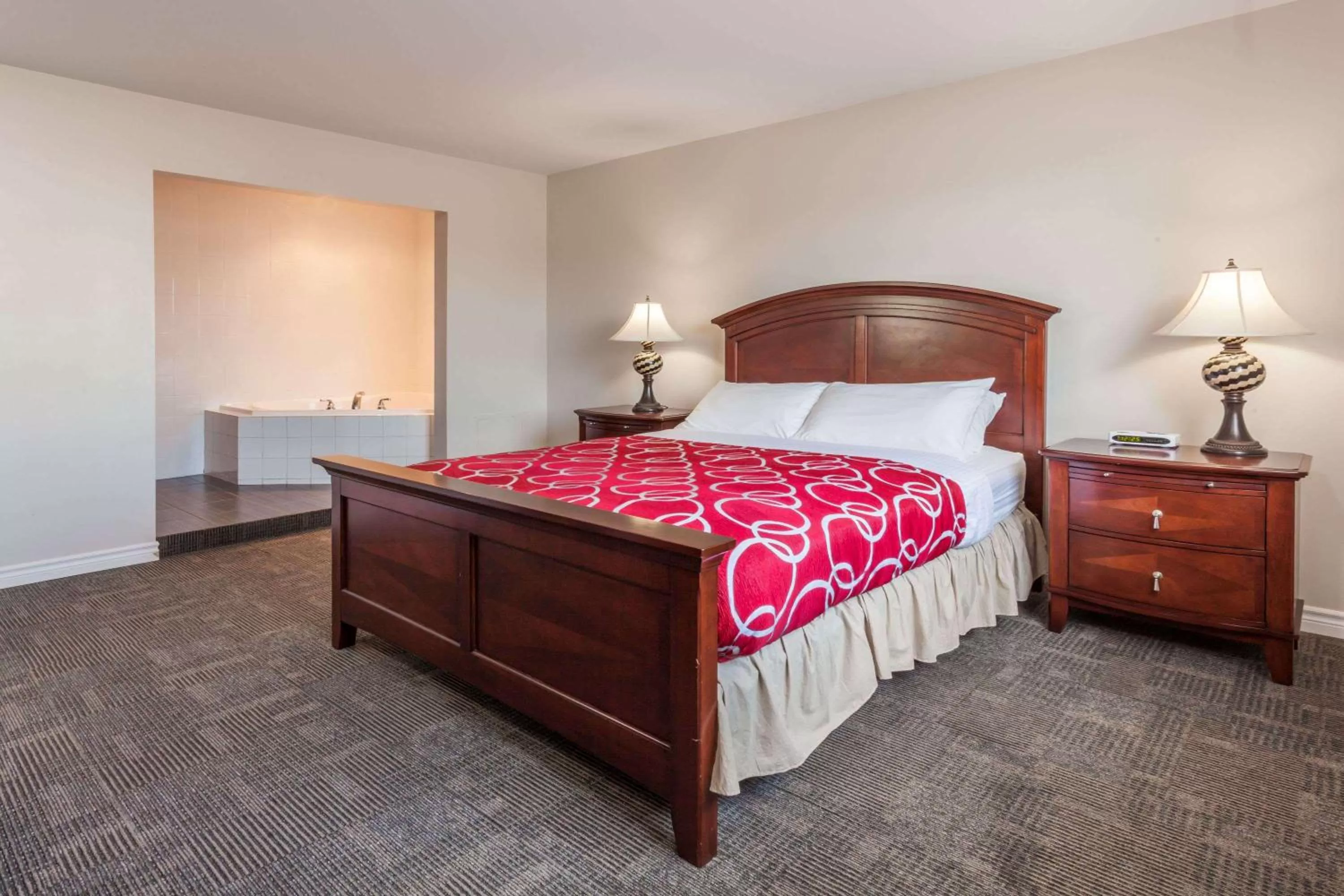 Photo of the whole room, Bed in Super 8 by Wyndham Kirkland Lake