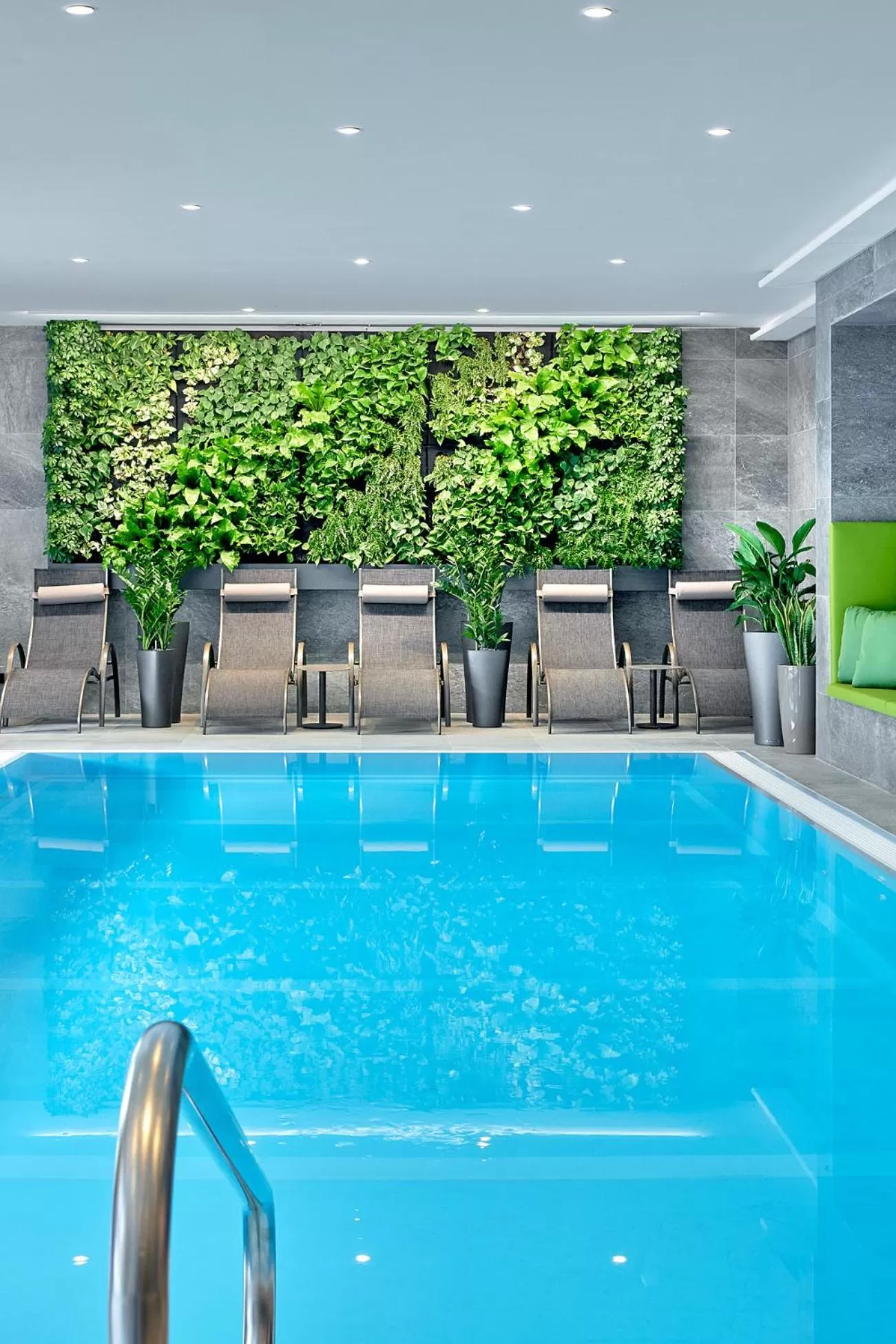 Swimming pool in ever grün KAPRUN