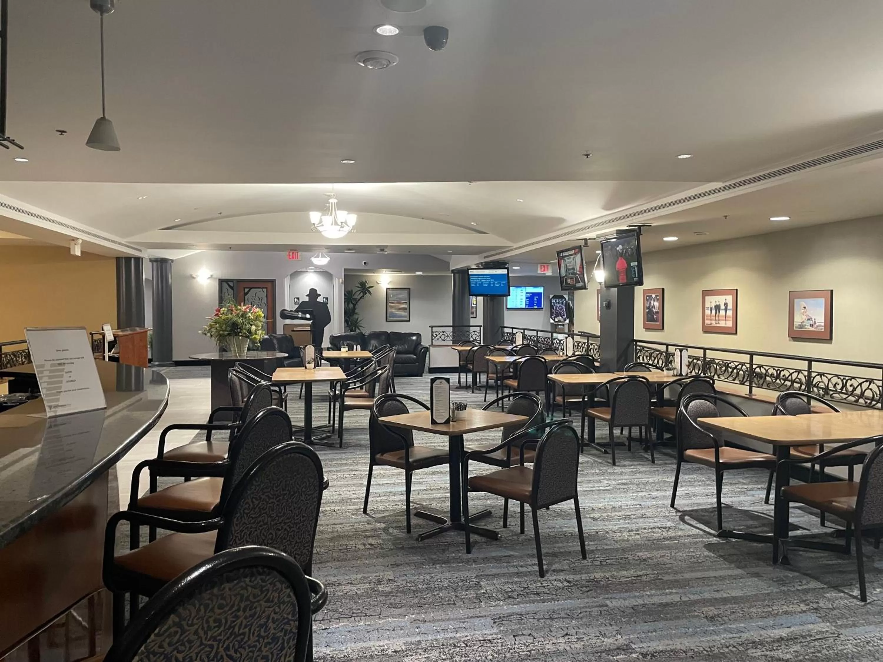 Lounge or bar in Victoria Inn Hotel and Convention Center Winnipeg