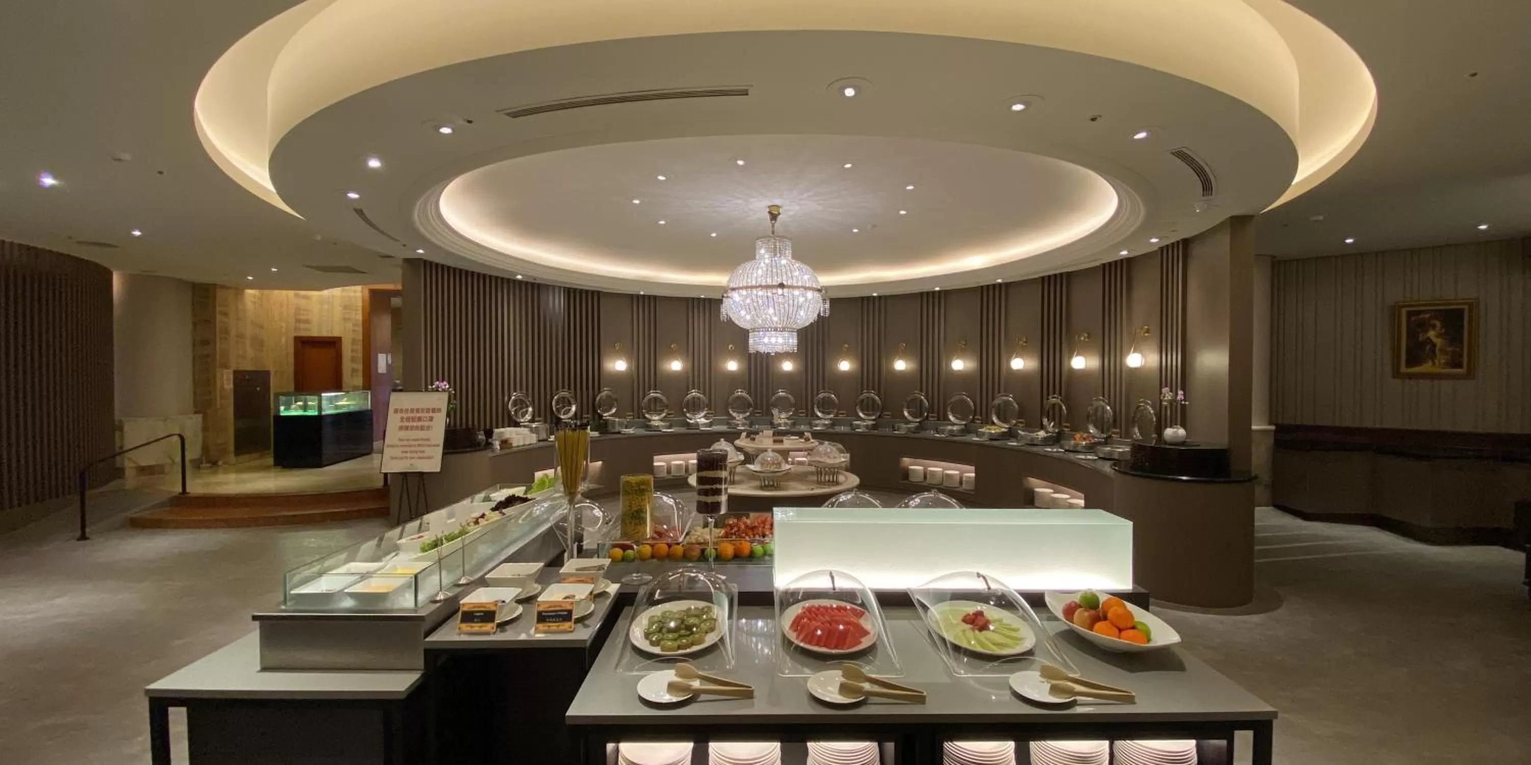 Restaurant/places to eat in Monarch Plaza Hotel