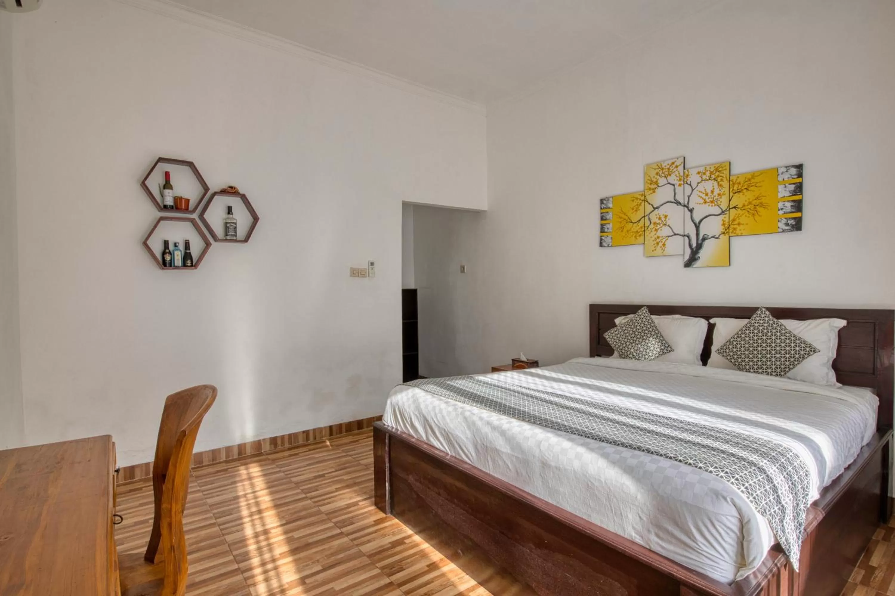 Photo of the whole room, Bed in Toro Cottage